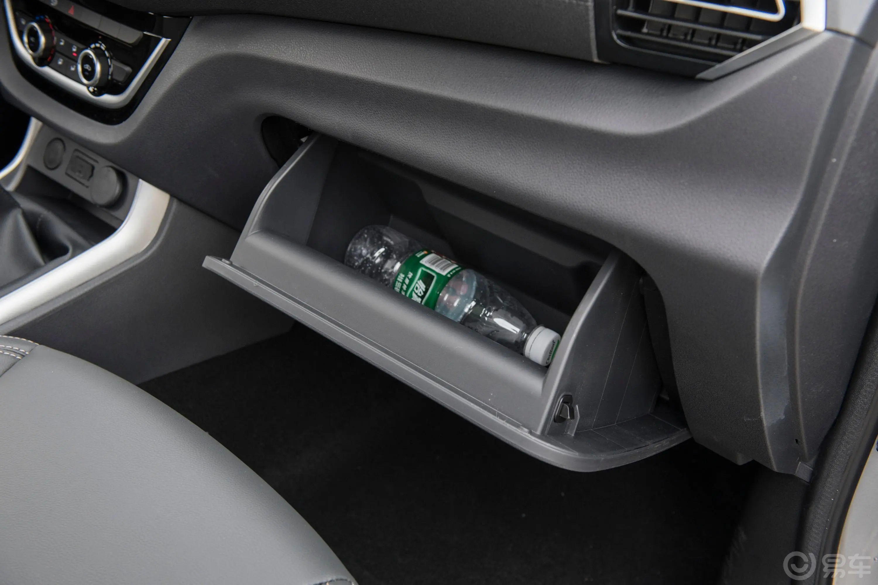 瑞迈2.8T 两驱长轴舒享版 柴油手套箱空间水瓶横置
