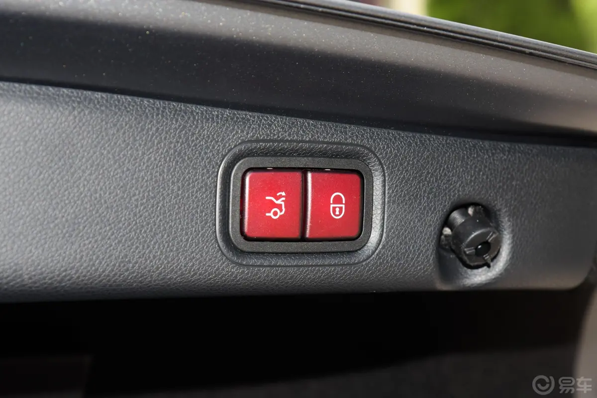 奔驰E级 AMG改款 AMG E 53 4MATIC+电动尾门按键（手动扶手）