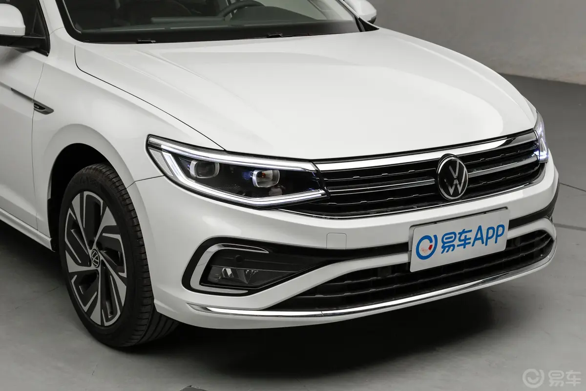 宝来280TSI 双离合尊行版前格栅侧俯拍