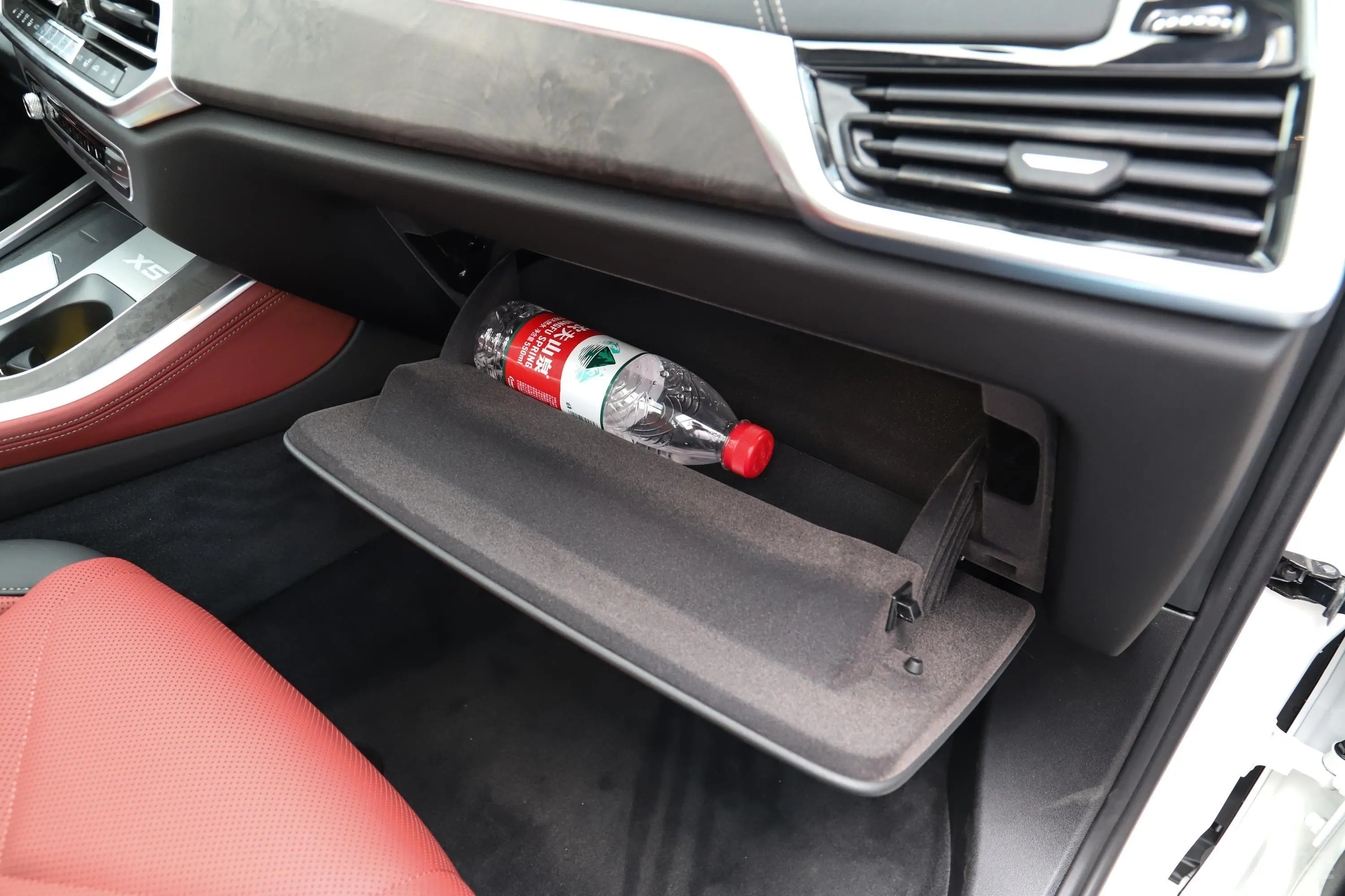 宝马X5xDrive30Li M运动套装手套箱空间水瓶横置