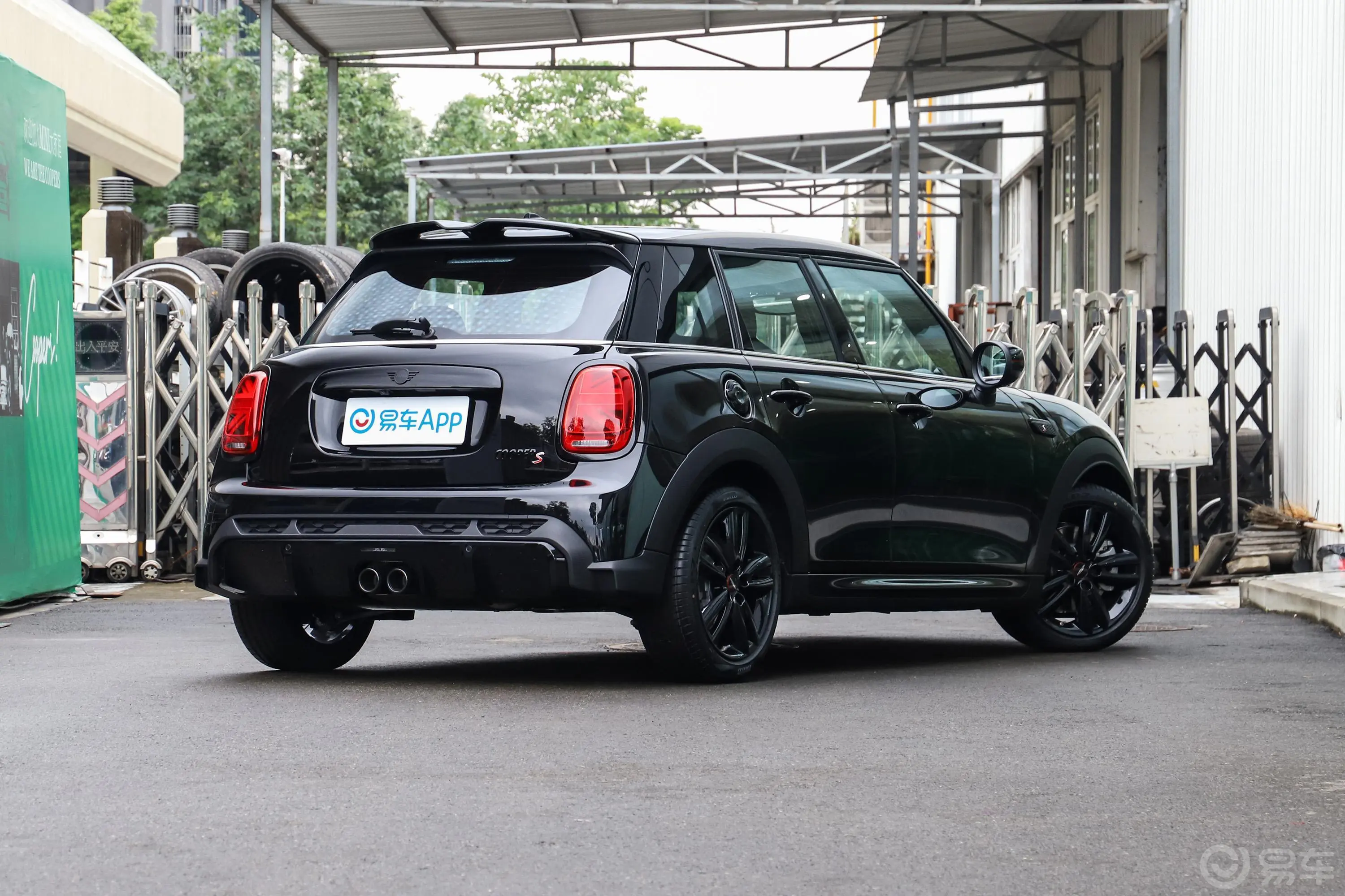 MINI2.0T COOPER S 黑标特别版 五门版侧后45度车头向右水平