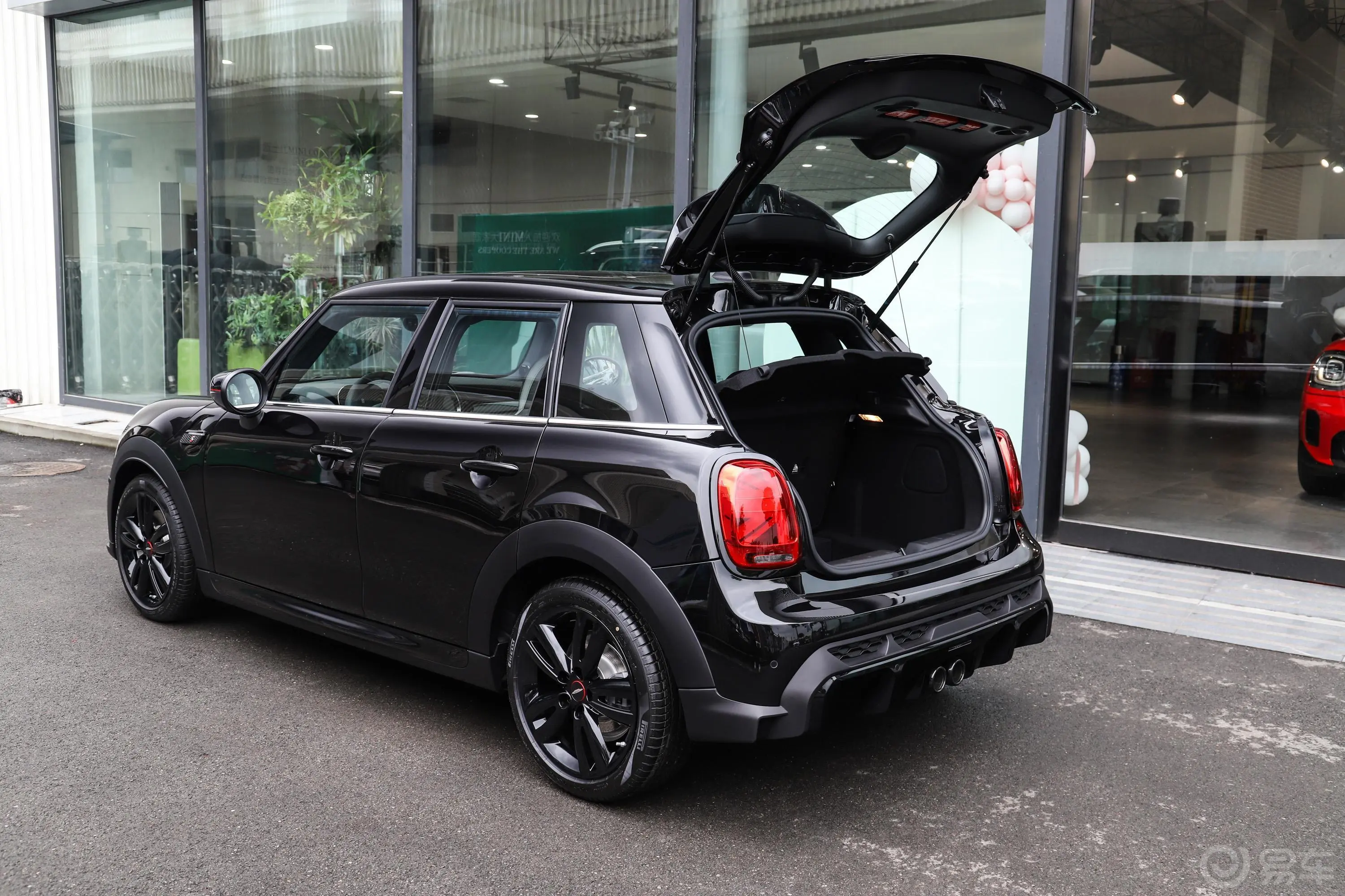 MINI2.0T COOPER S 黑标特别版 五门版后备厢开启45度侧拍