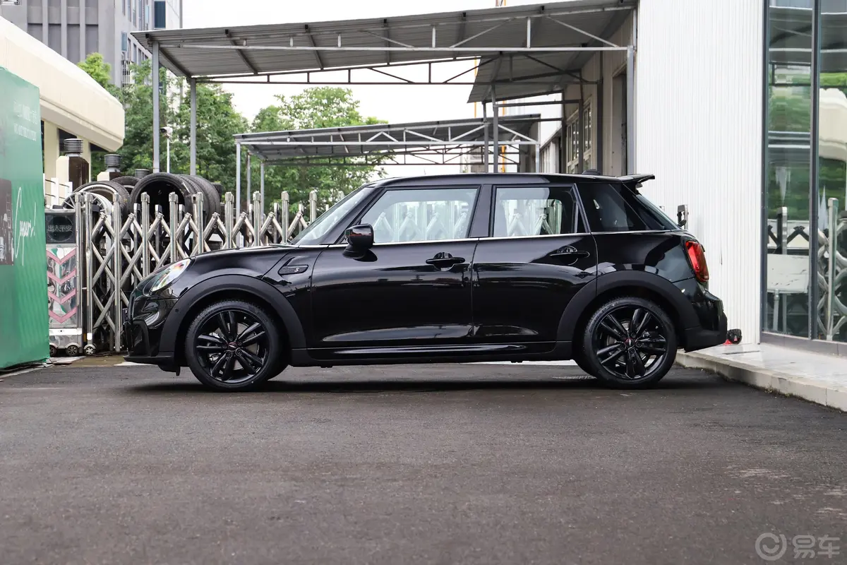 MINI2.0T COOPER S 黑标特别版 五门版正侧车头向左水平