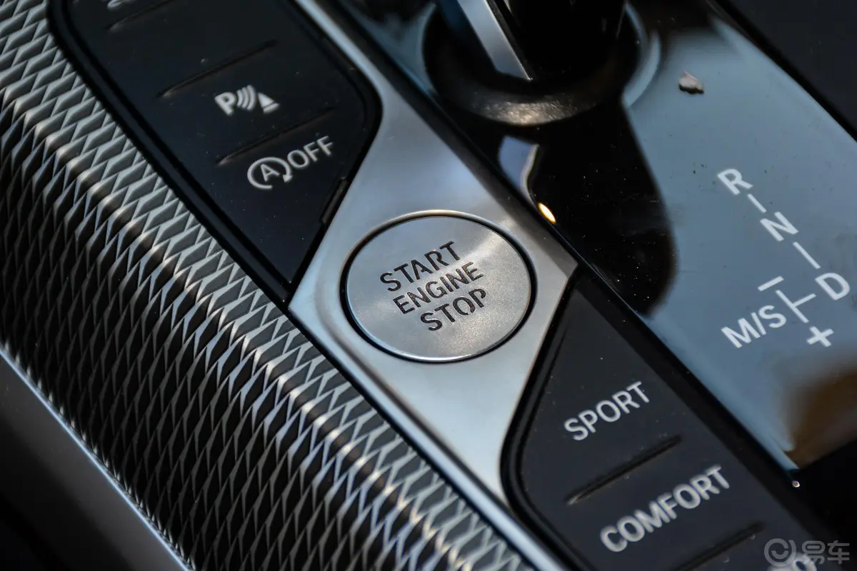 宝马4系改款 敞篷轿跑车 430i M运动耀夜套装钥匙孔或一键启动按键