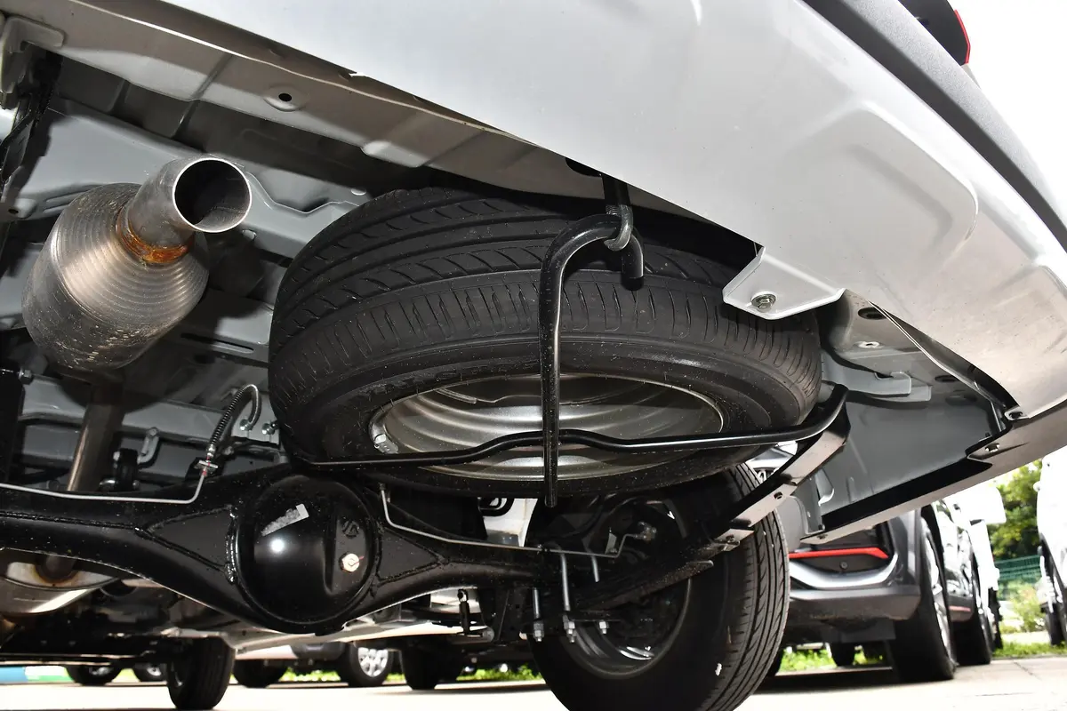 欧诺S欧诺S 1.5L 厢货智享版(单蒸空调)备胎