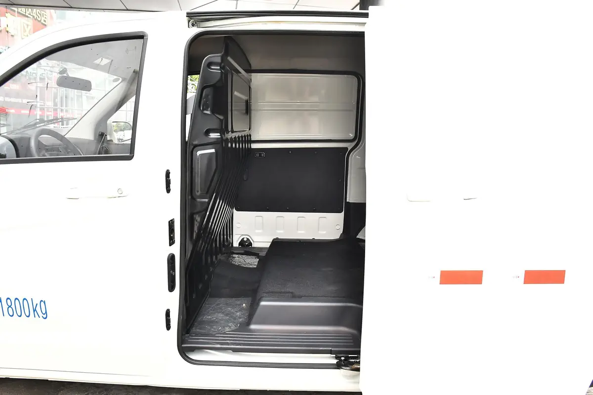 欧诺S欧诺S 1.5L 厢货智享版(单蒸空调)空间