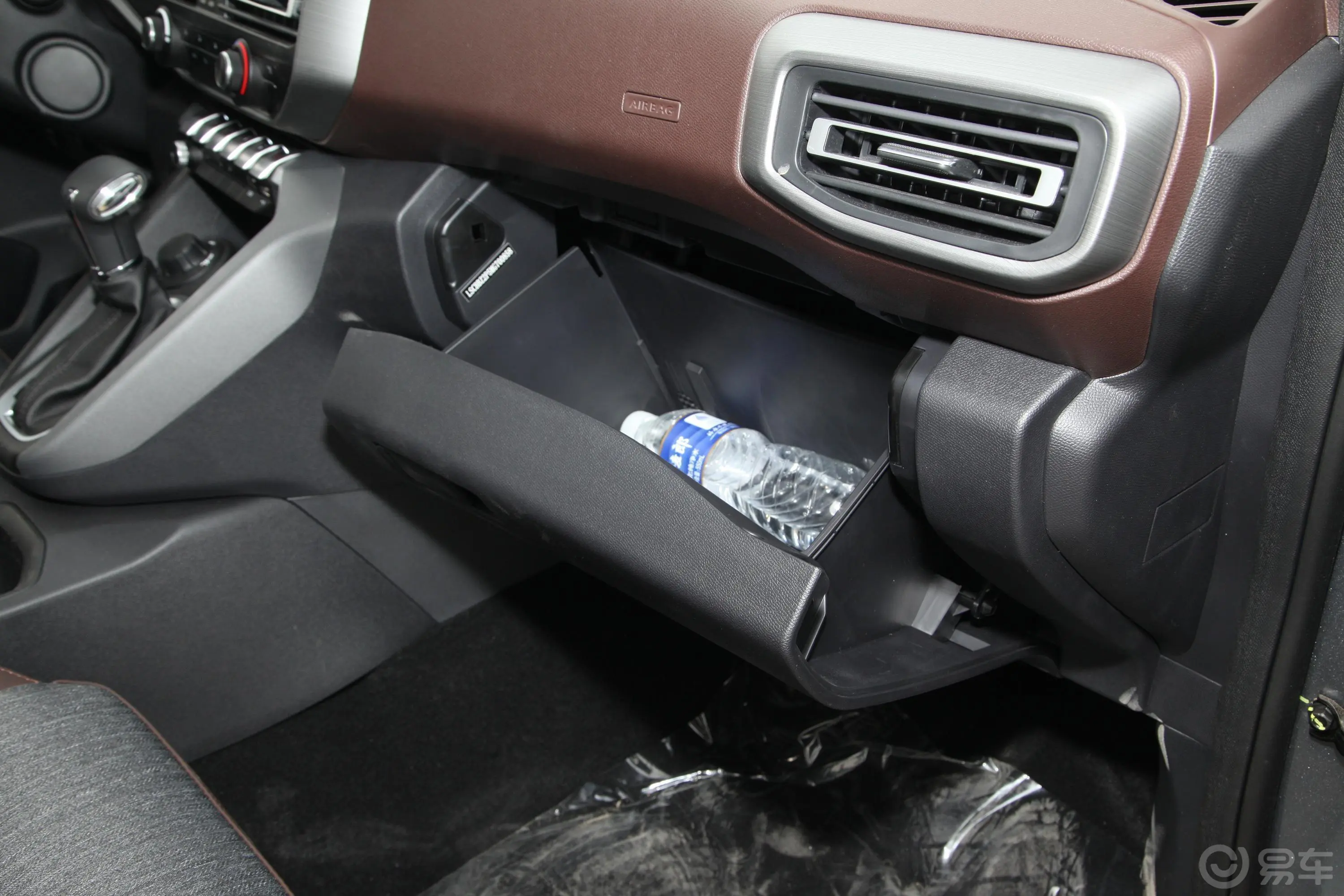 凯程F702.4T 手自一体 四驱 标轴 豪华版 汽油手套箱空间水瓶横置