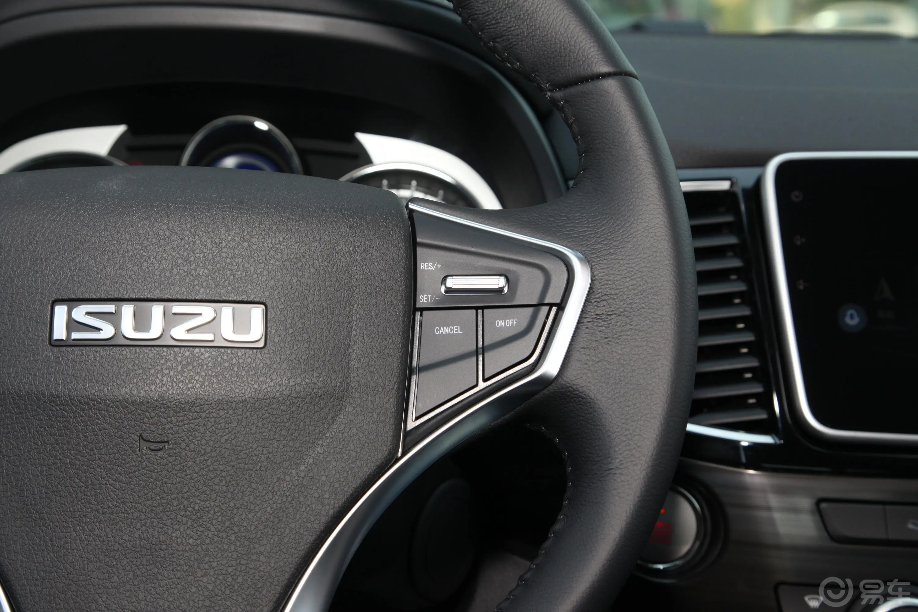铃拓2.0T 自动 四驱 领耀版 汽油右侧方向盘功能按键