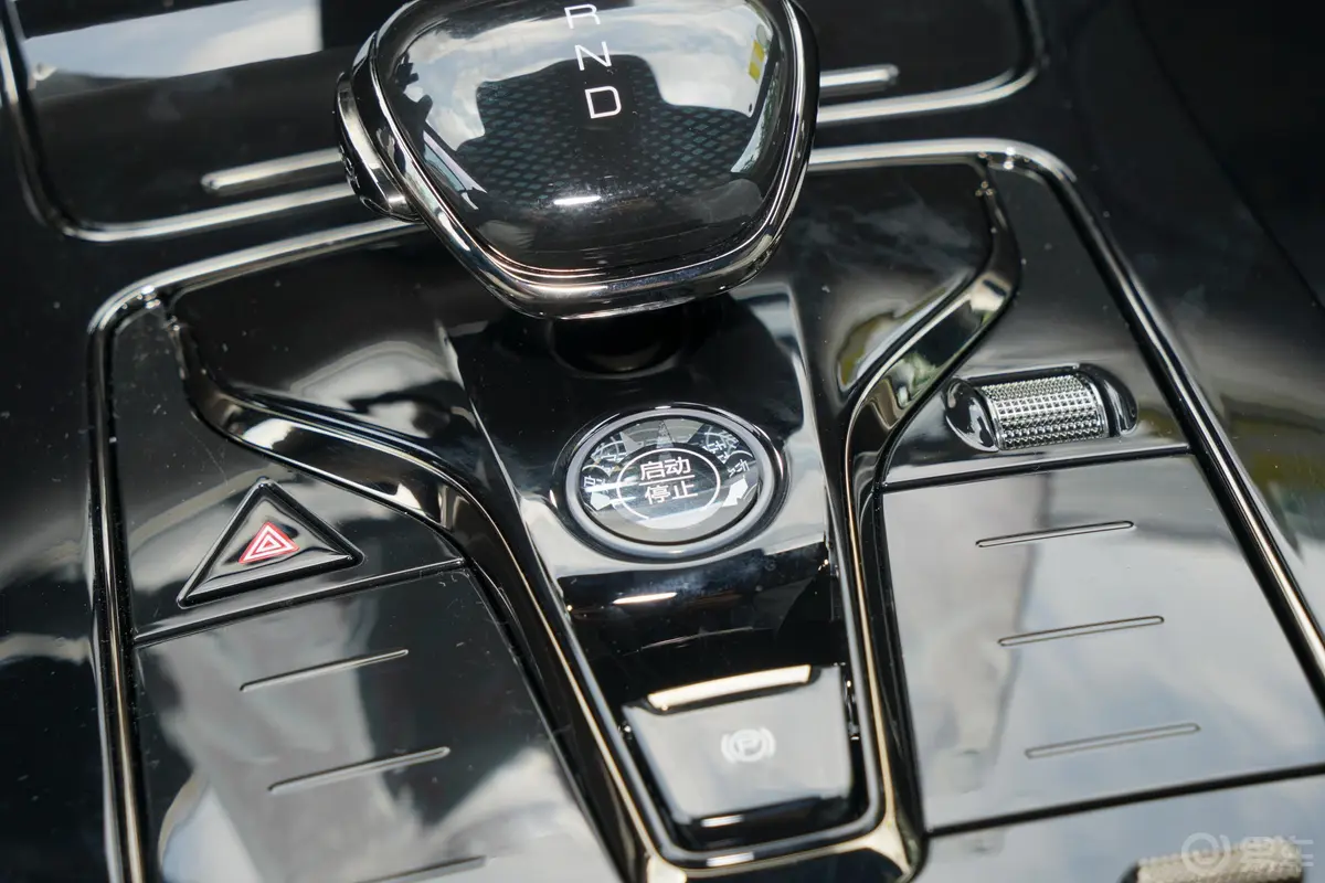 汉创世版 EV 715km 两驱尊荣型钥匙孔或一键启动按键