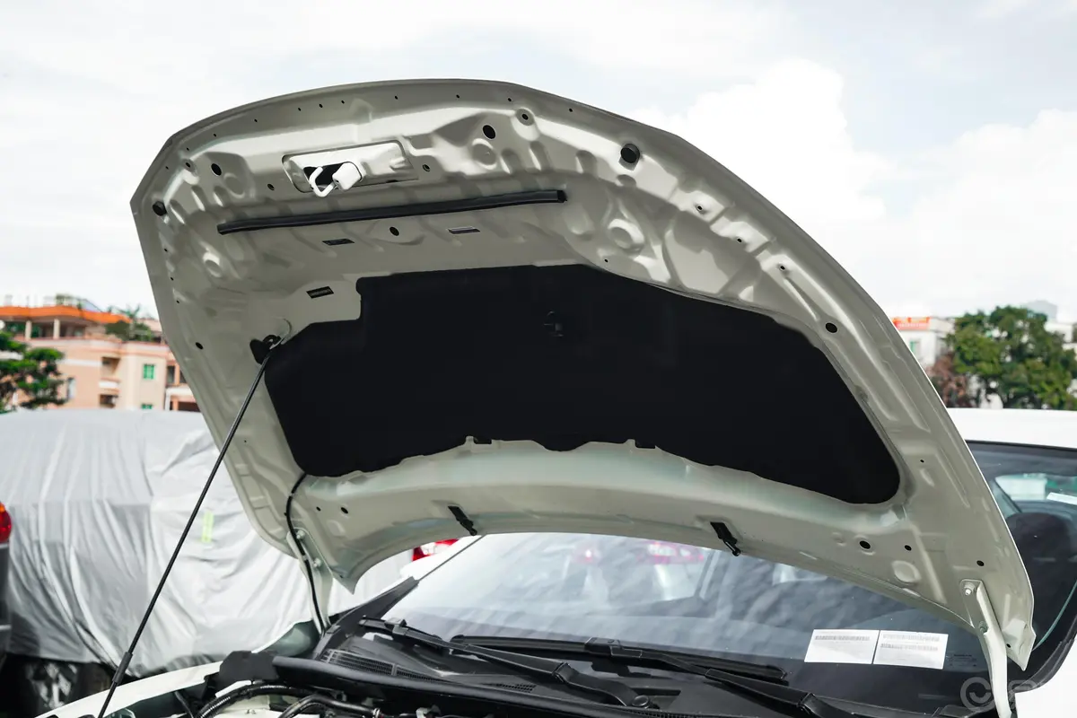 轩逸经典 1.6L XE专享版前舱盖内侧