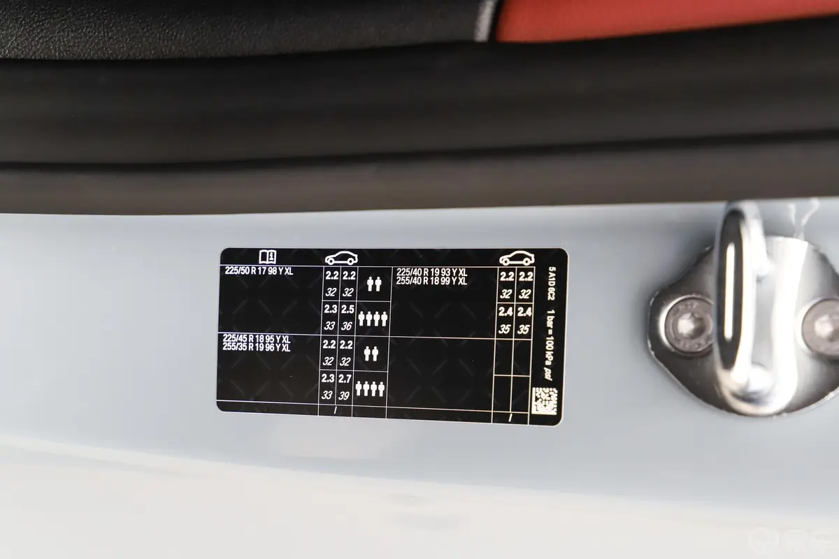 宝马4系改款 双门轿跑车 425i M运动曜夜套装胎压信息铭牌