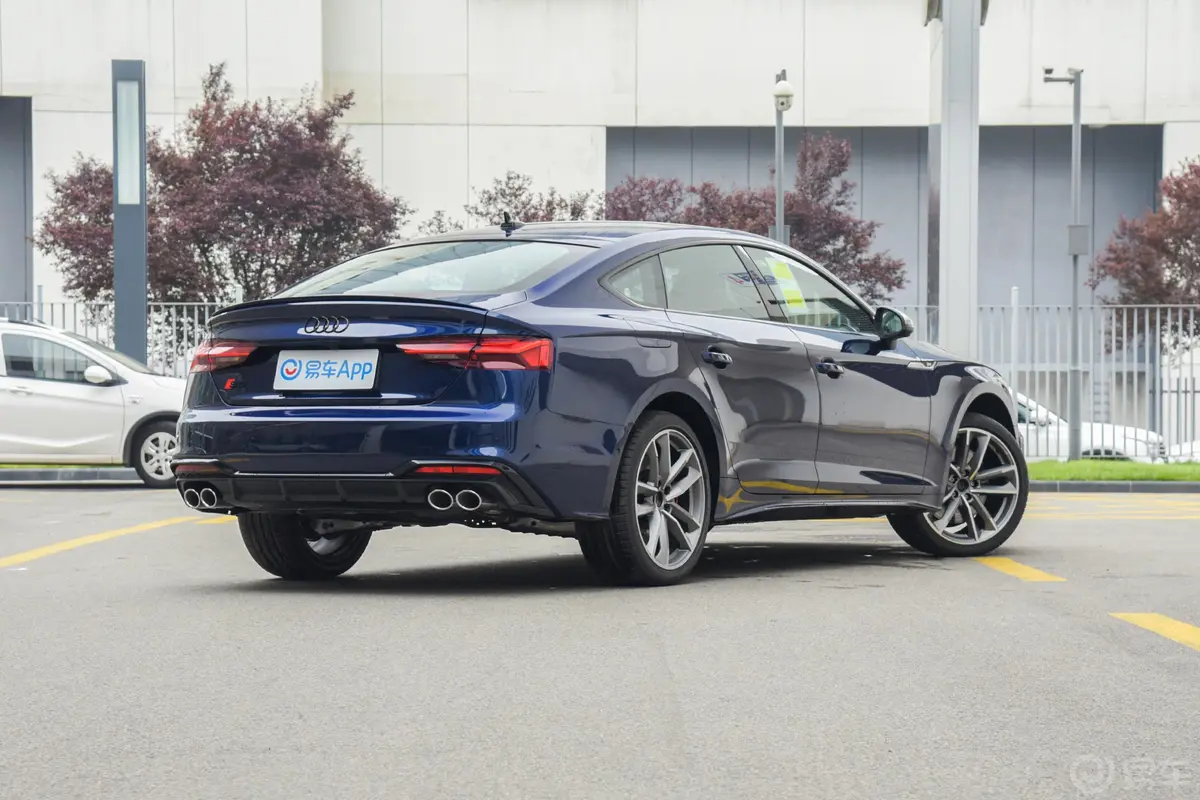 奥迪S53.0T Sportback侧后45度车头向右水平