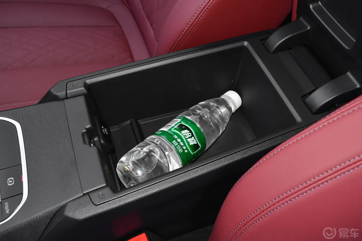 宝马3系改款 325Li xDrive M运动套装前排扶手箱储物格