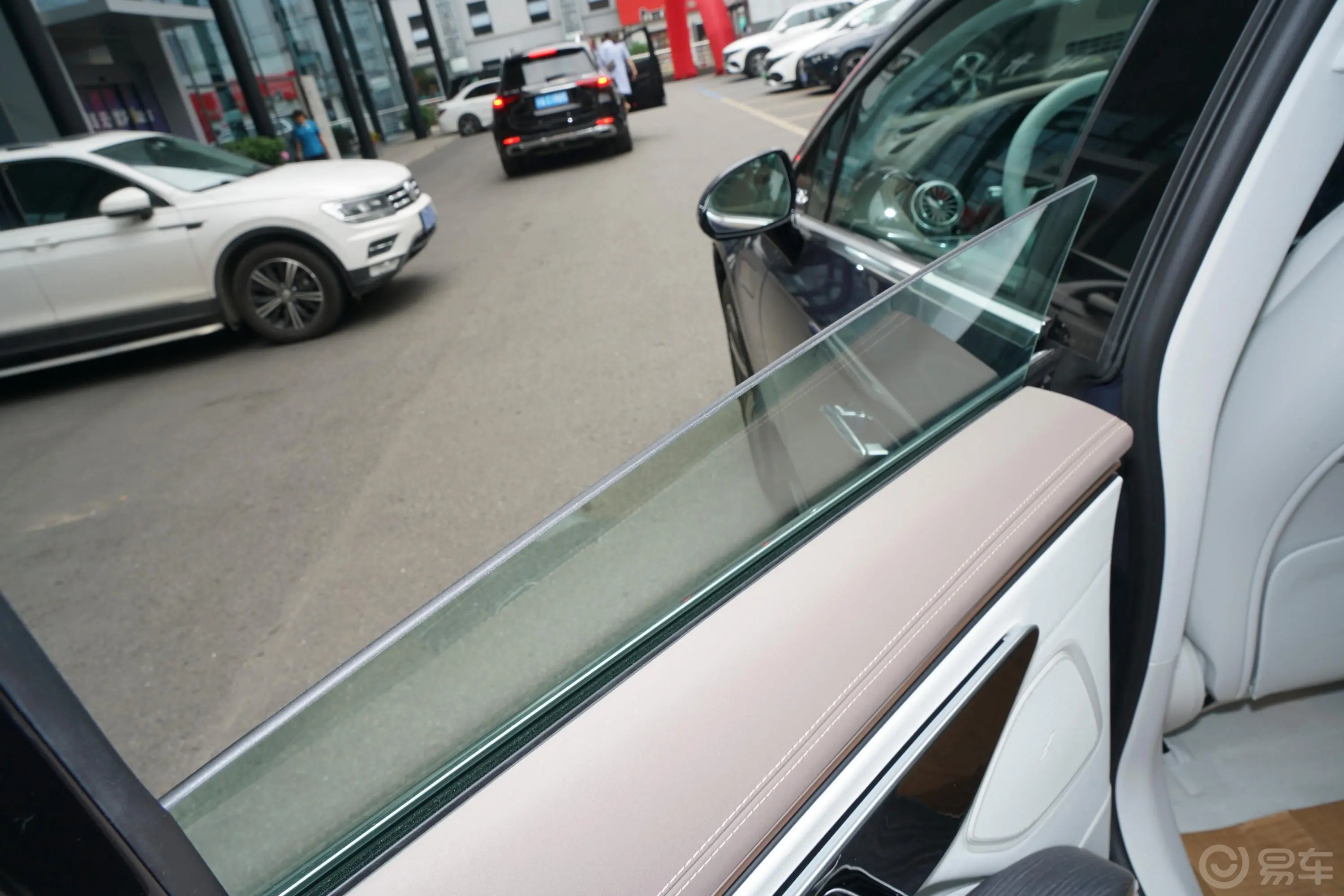奔驰EQS改款 450+ 豪华版后排玻璃材质特写
