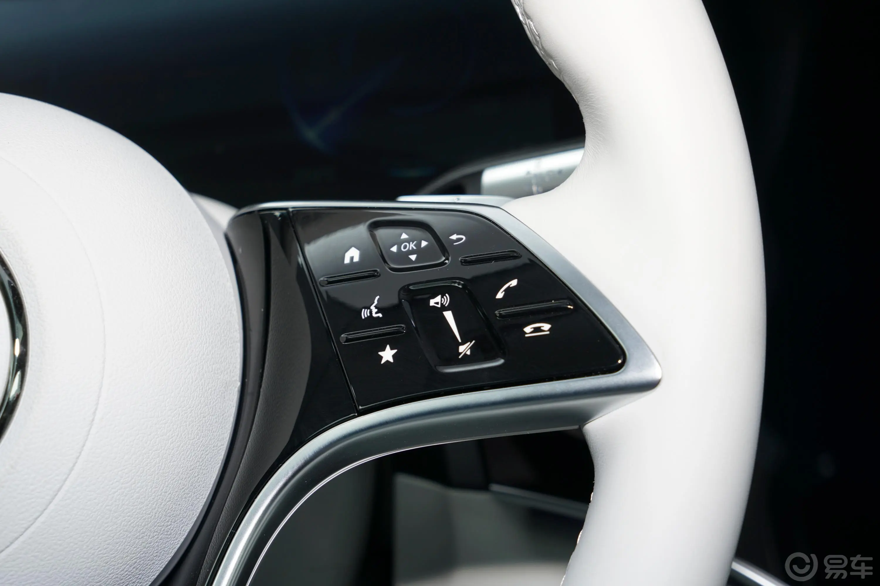 奔驰EQS改款 450+ 豪华版右侧方向盘功能按键