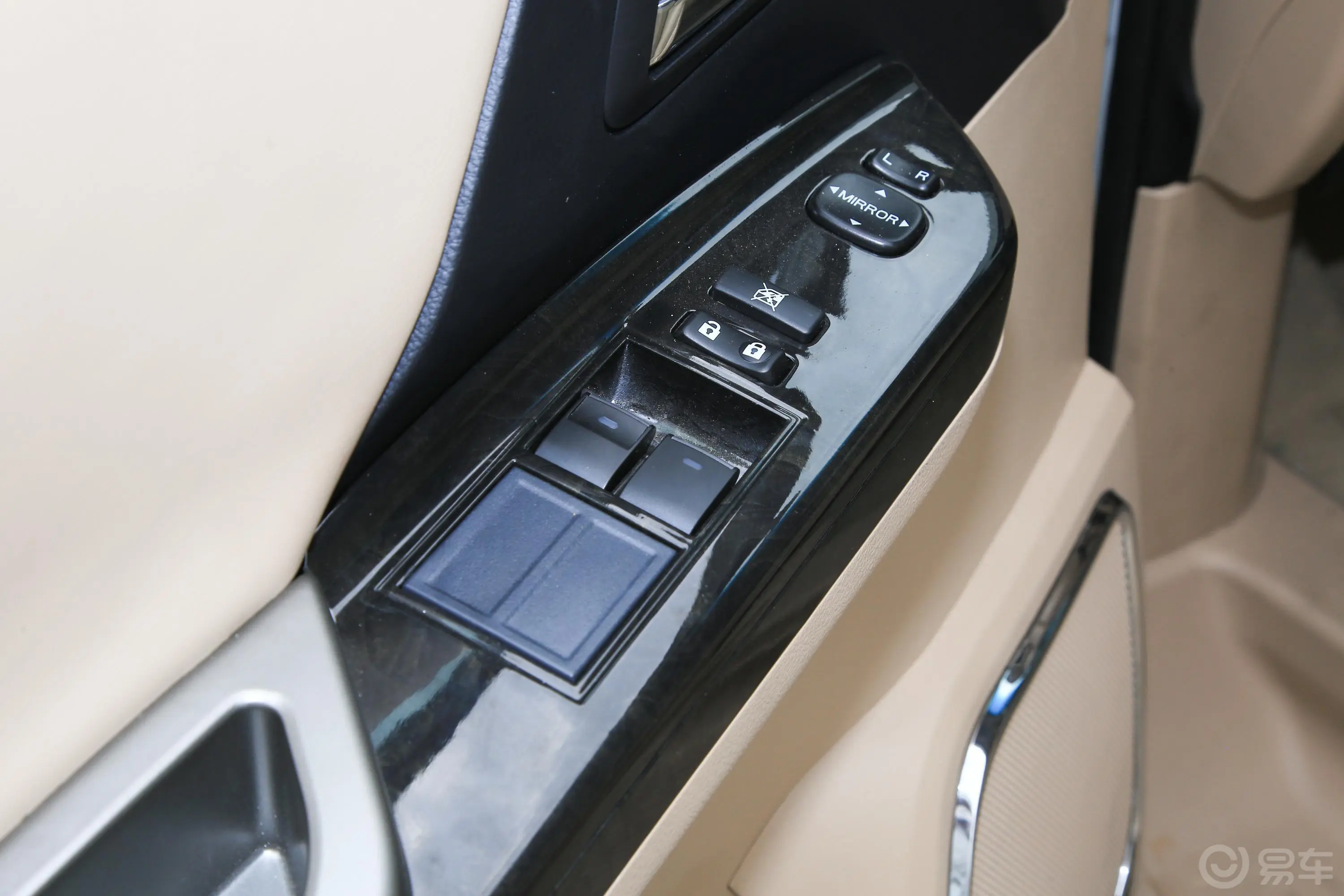 九龙艾菲2.0L 手动 标准型车窗调节整体
