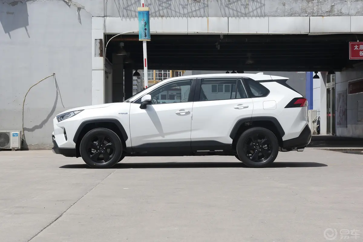 RAV4荣放双擎 2.5L 四驱精英PLUS版正侧车头向左水平