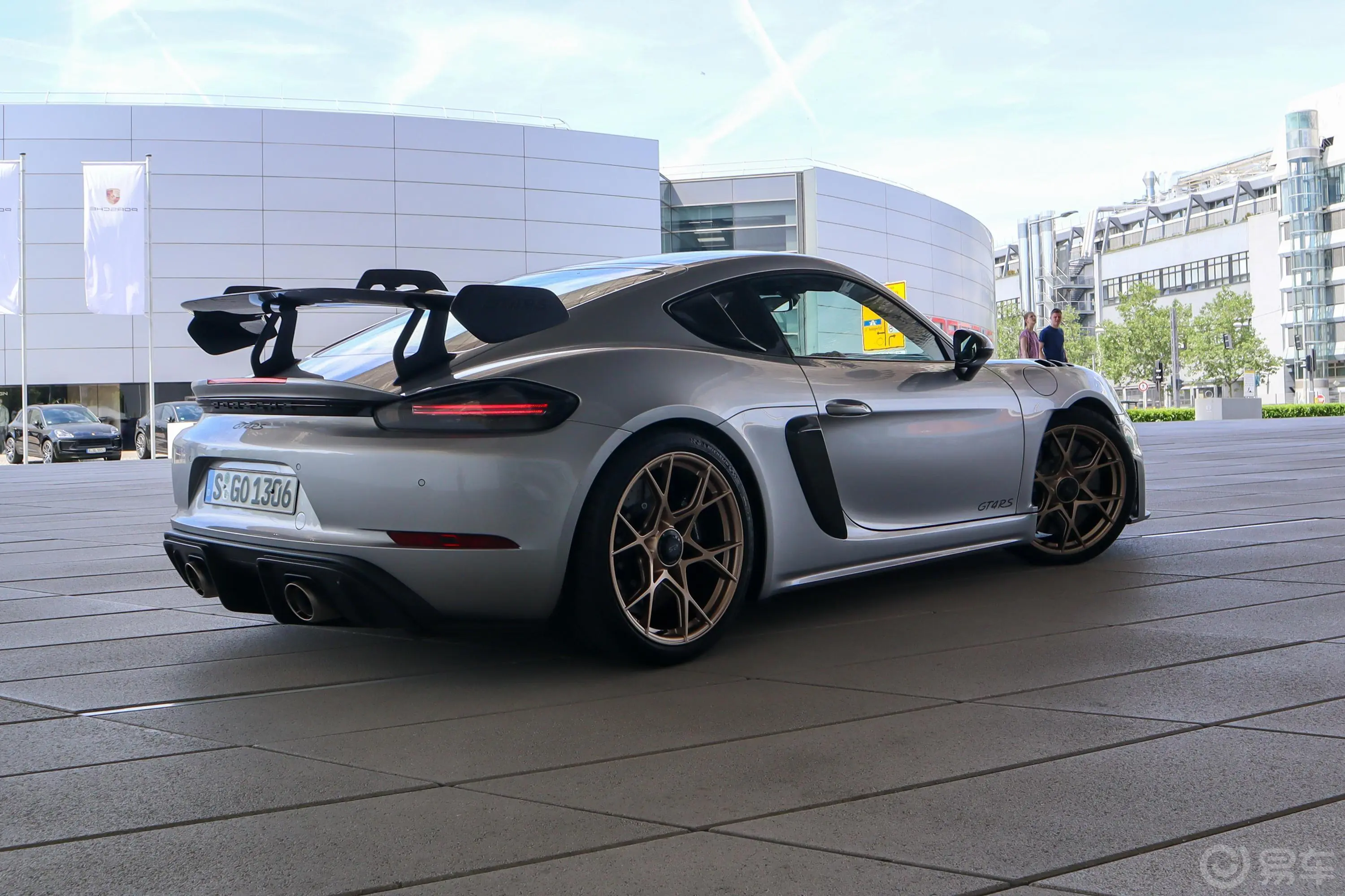 保时捷718Cayman GT4 RS 4.0L侧后45度车头向右水平