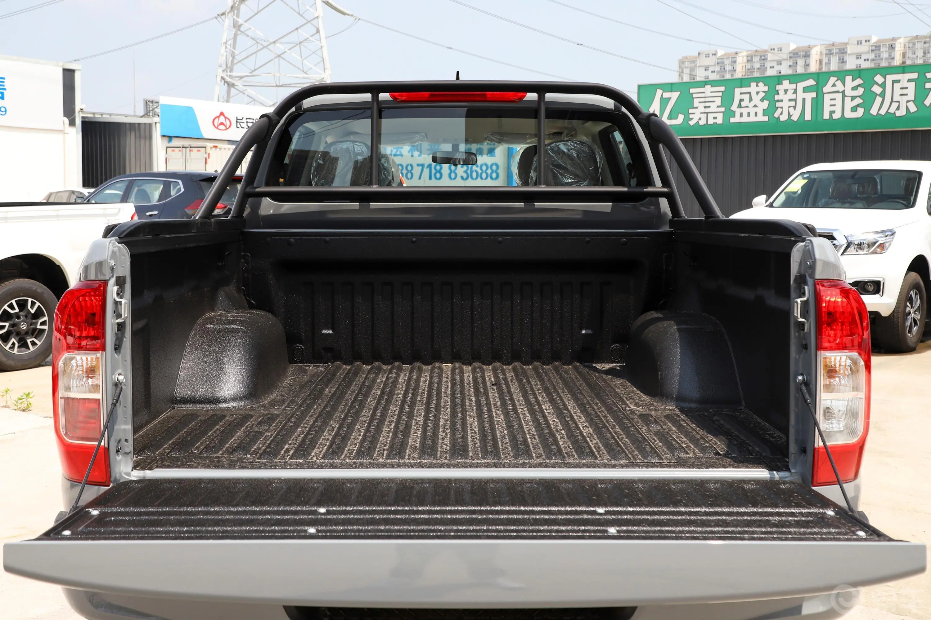 锐骐72.3T 自动四驱标准货箱标准型 柴油后备厢空间特写