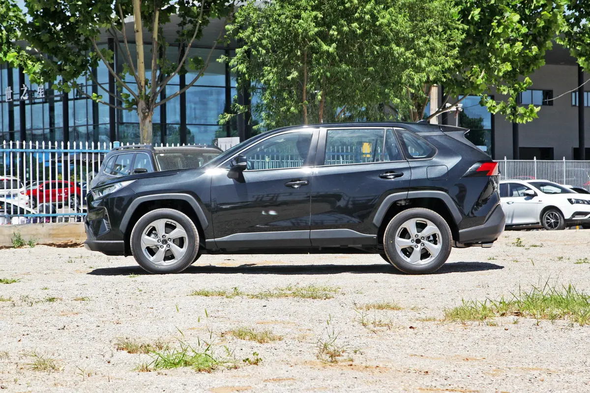 RAV4荣放2.0L CVT两驱风尚版正侧车头向左水平