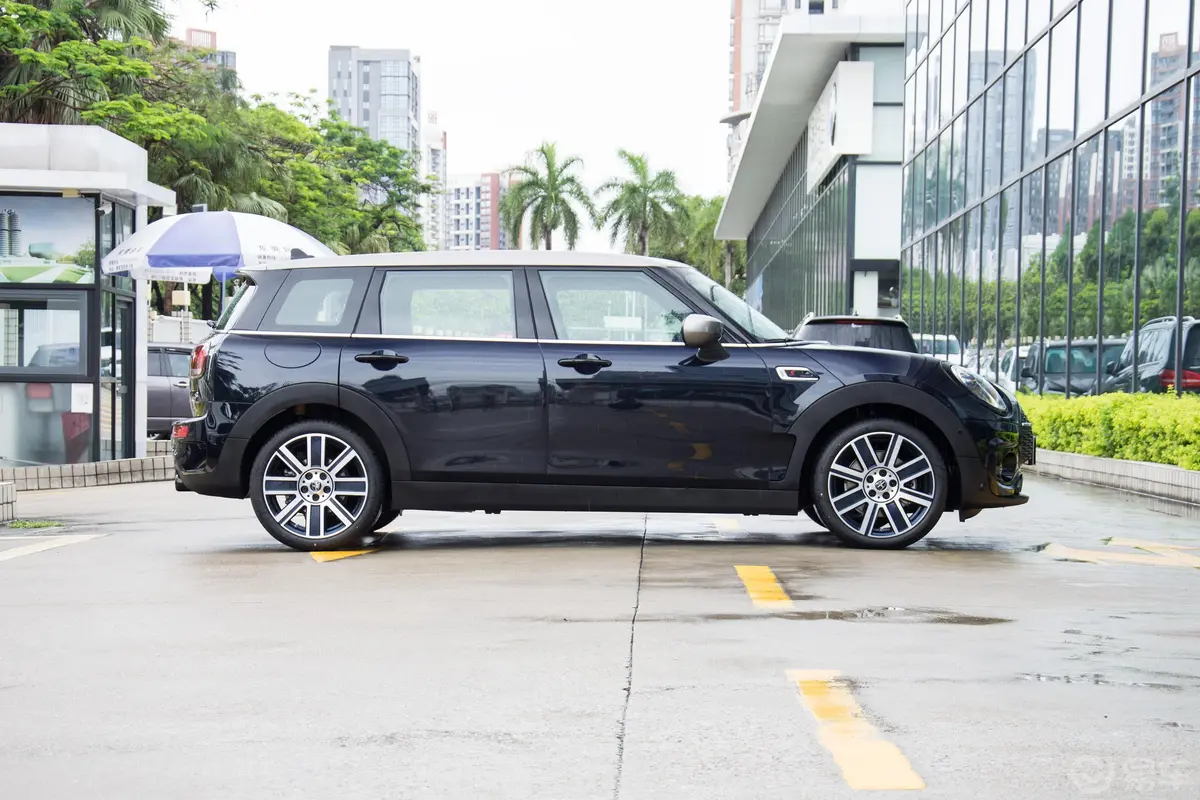 MINI CLUBMAN2.0T COOPER S 鉴赏家正侧车头向右水平