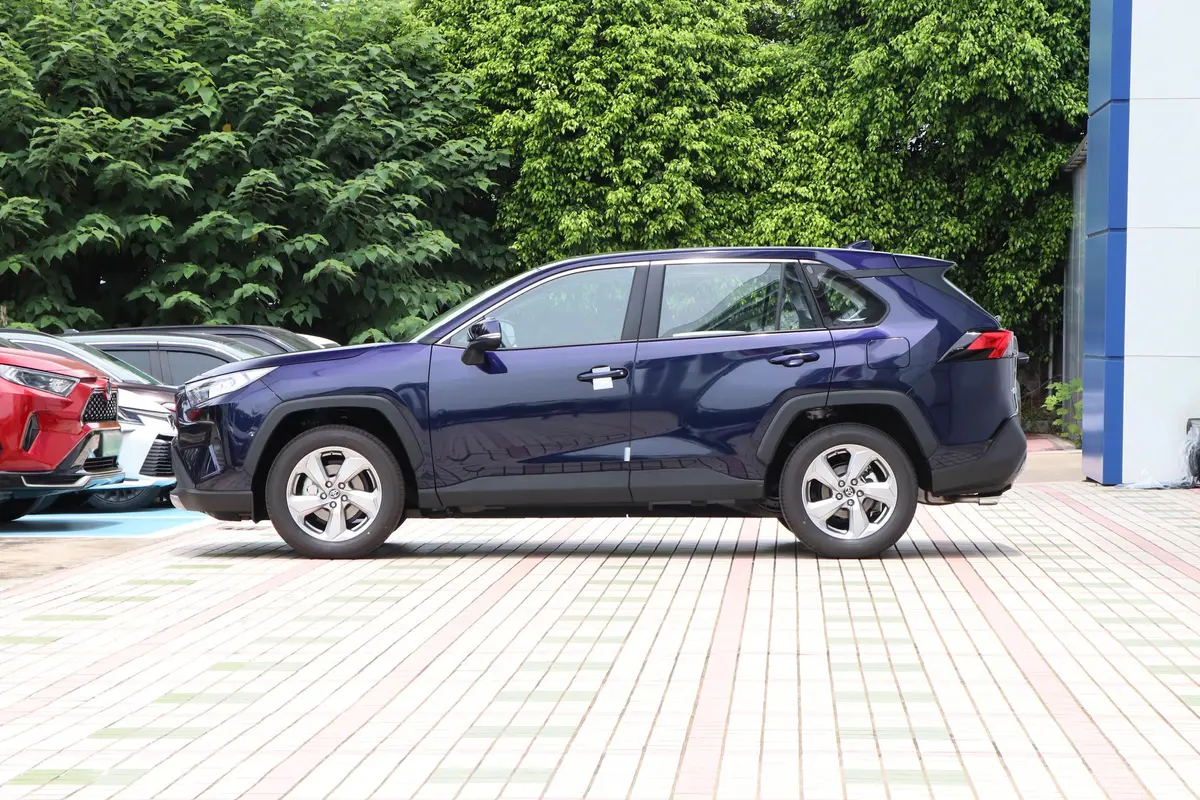 RAV4荣放2.0L CVT两驱风尚版正侧车头向左水平