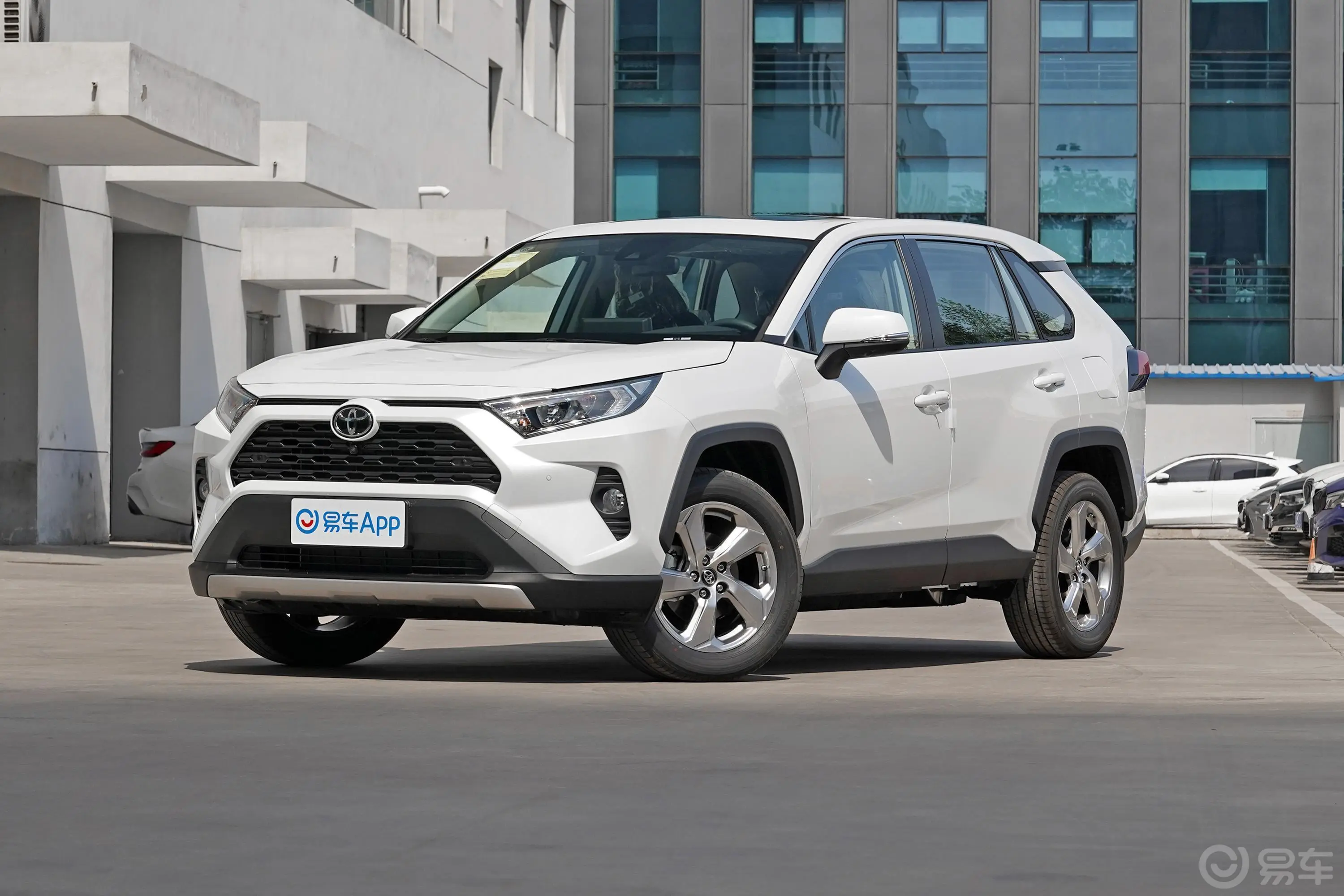 RAV4荣放2.0L CVT两驱风尚PLUS版侧前45度车头向左水平