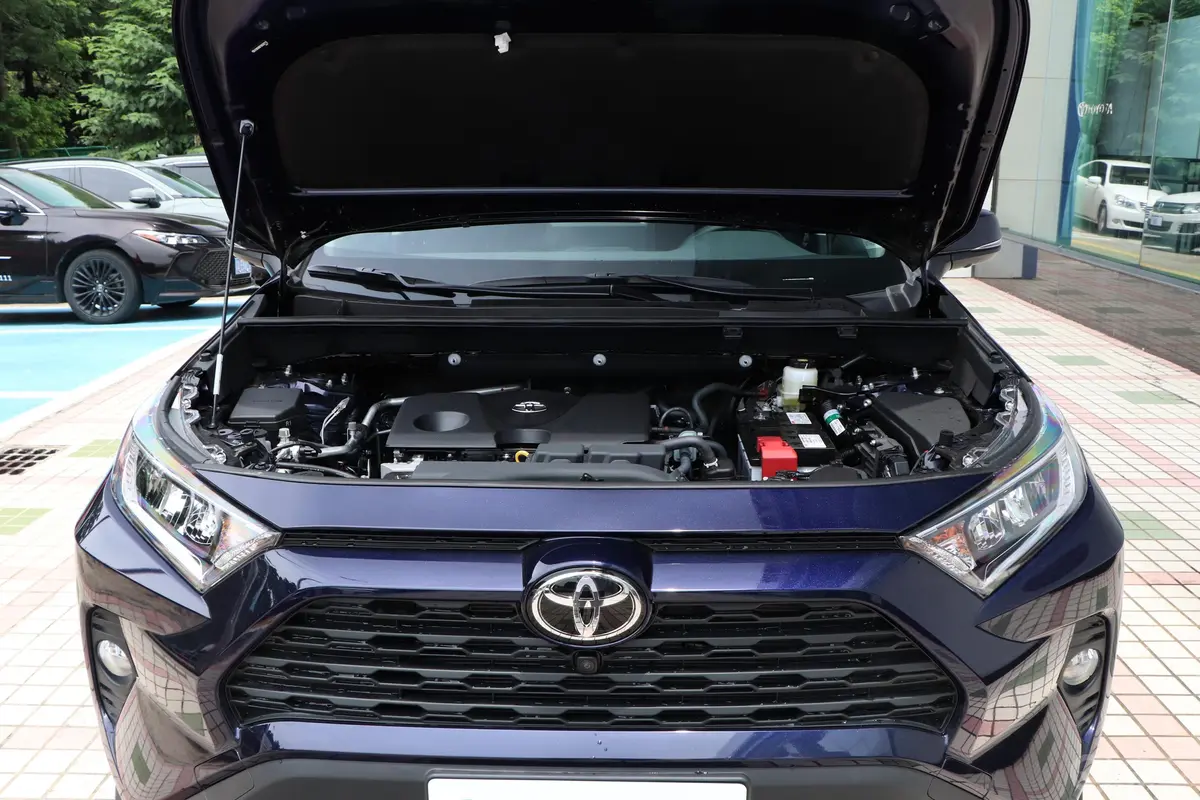 RAV4荣放2.0L CVT两驱风尚版发动机舱整体