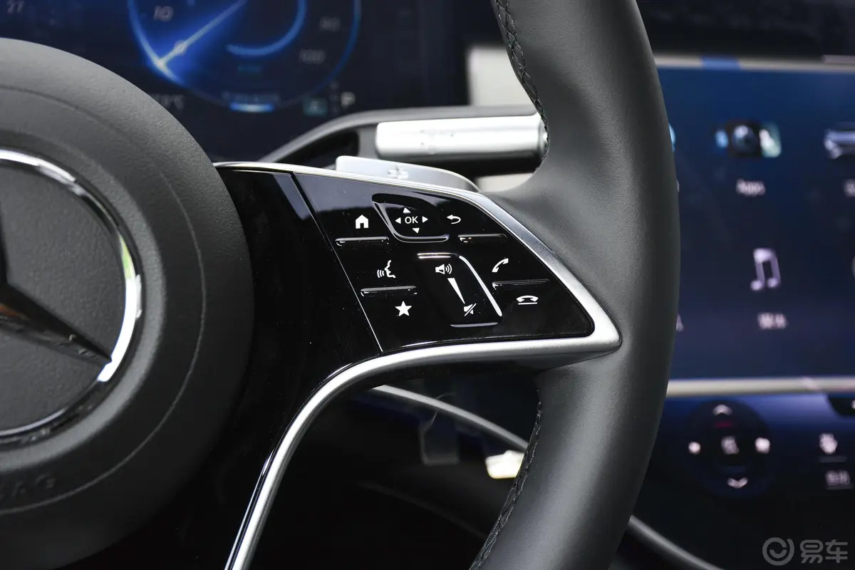 奔驰EQS改款 450+ 先锋版右侧方向盘功能按键