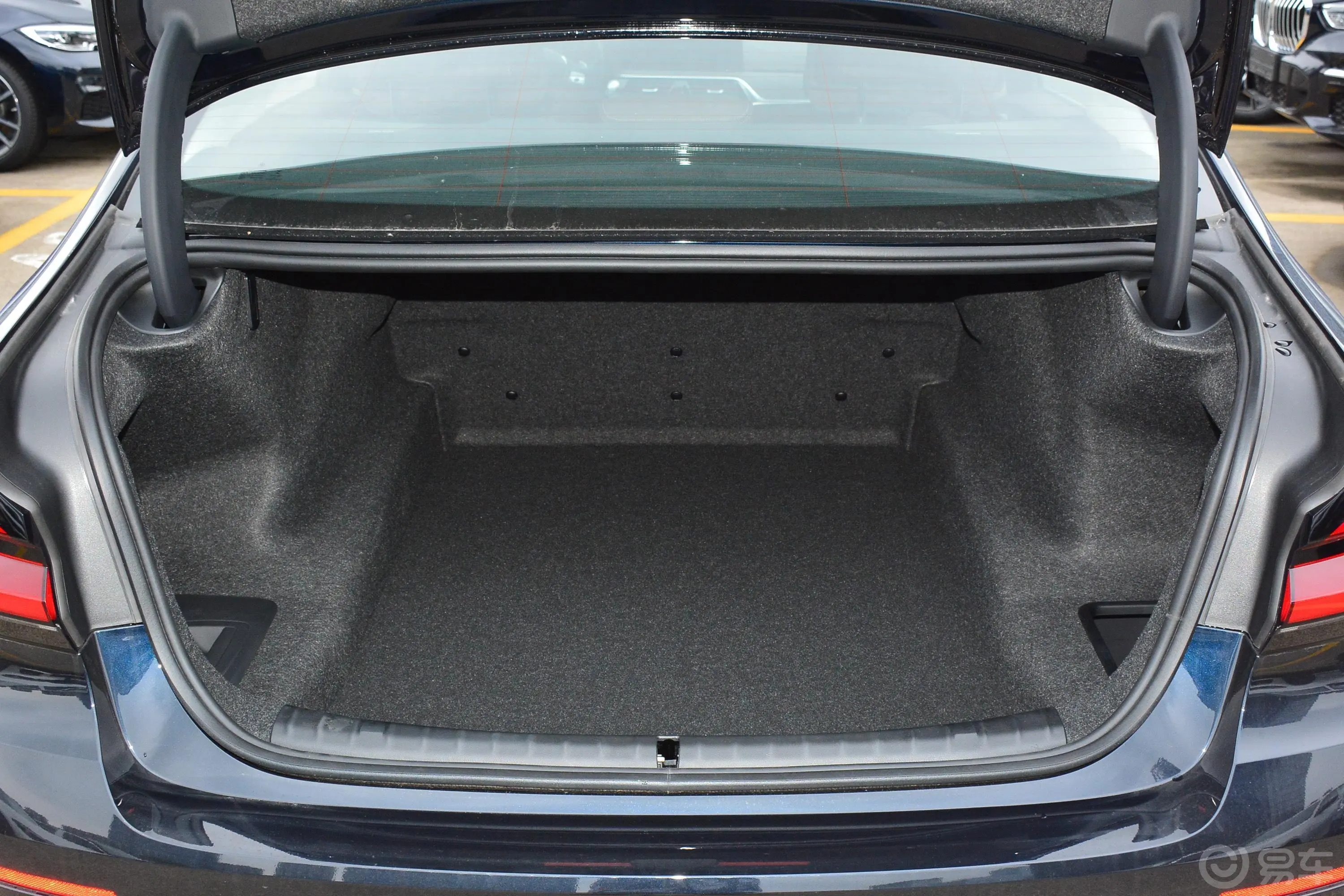 宝马5系改款二 530Li 尊享型 豪华套装后备厢空间特写