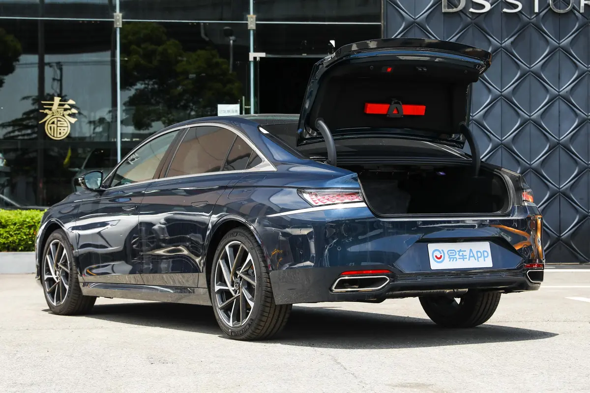 DS 9 E-TENSE1.6T 歌剧院版后备厢开启45度侧拍