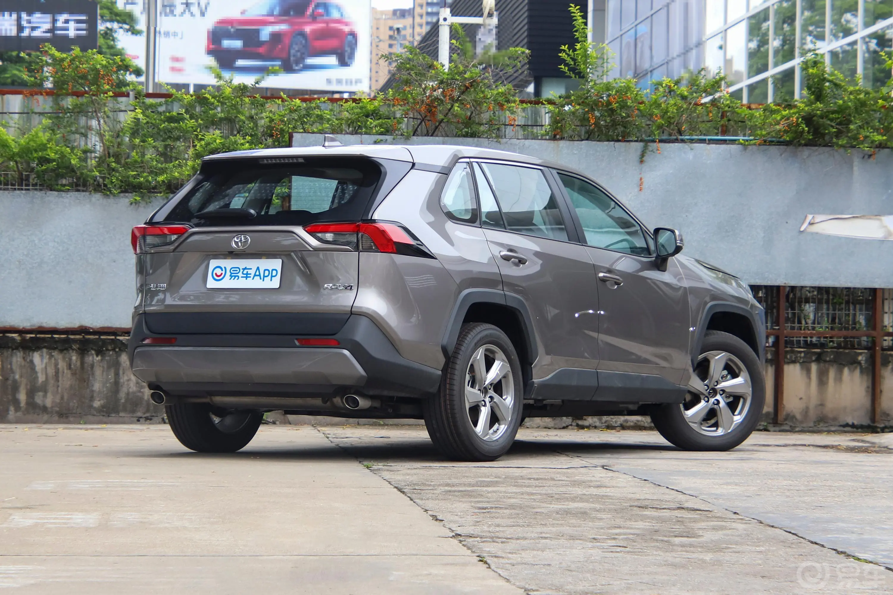 RAV4荣放2.0L CVT两驱风尚版侧后45度车头向右水平