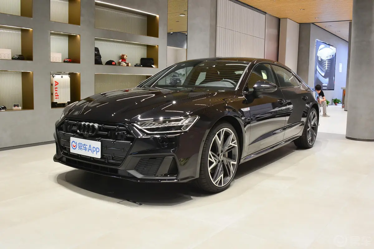 奥迪A7L45 TFSI quattro S-line 黑武士版侧前45度车头向左水平