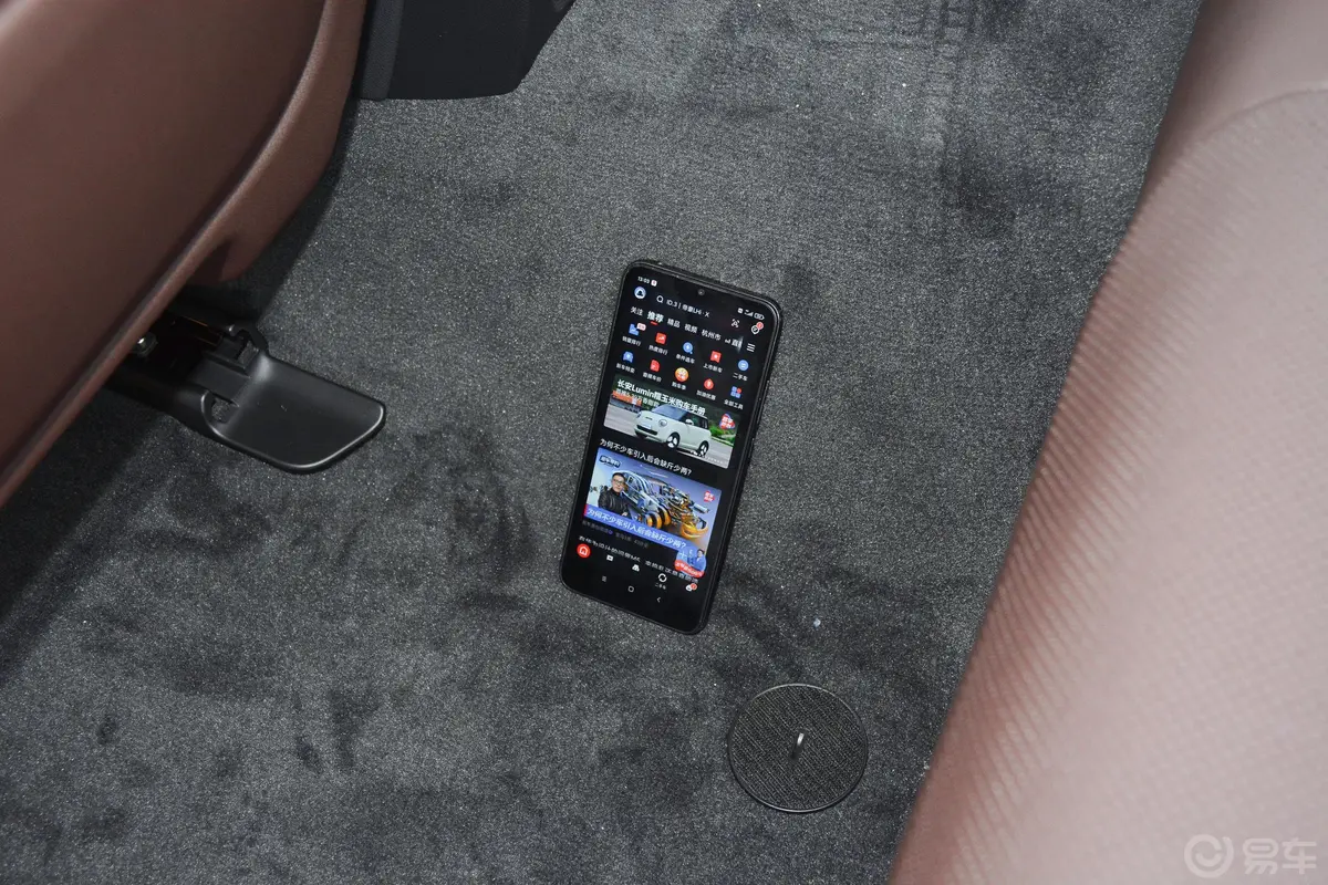 宝马5系改款二 530Li 尊享型 豪华套装后排地板中间位置