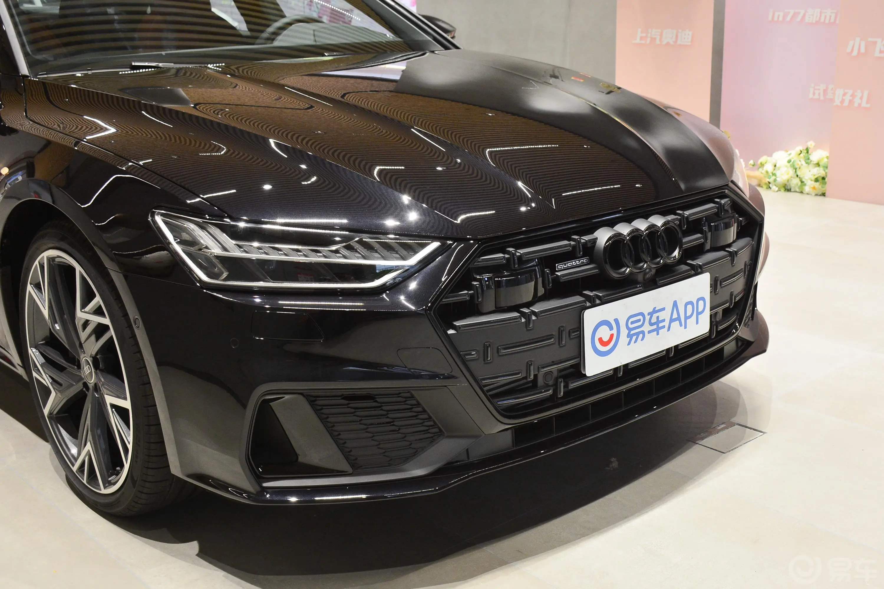 奥迪A7L45 TFSI quattro S-line 黑武士版前格栅侧俯拍