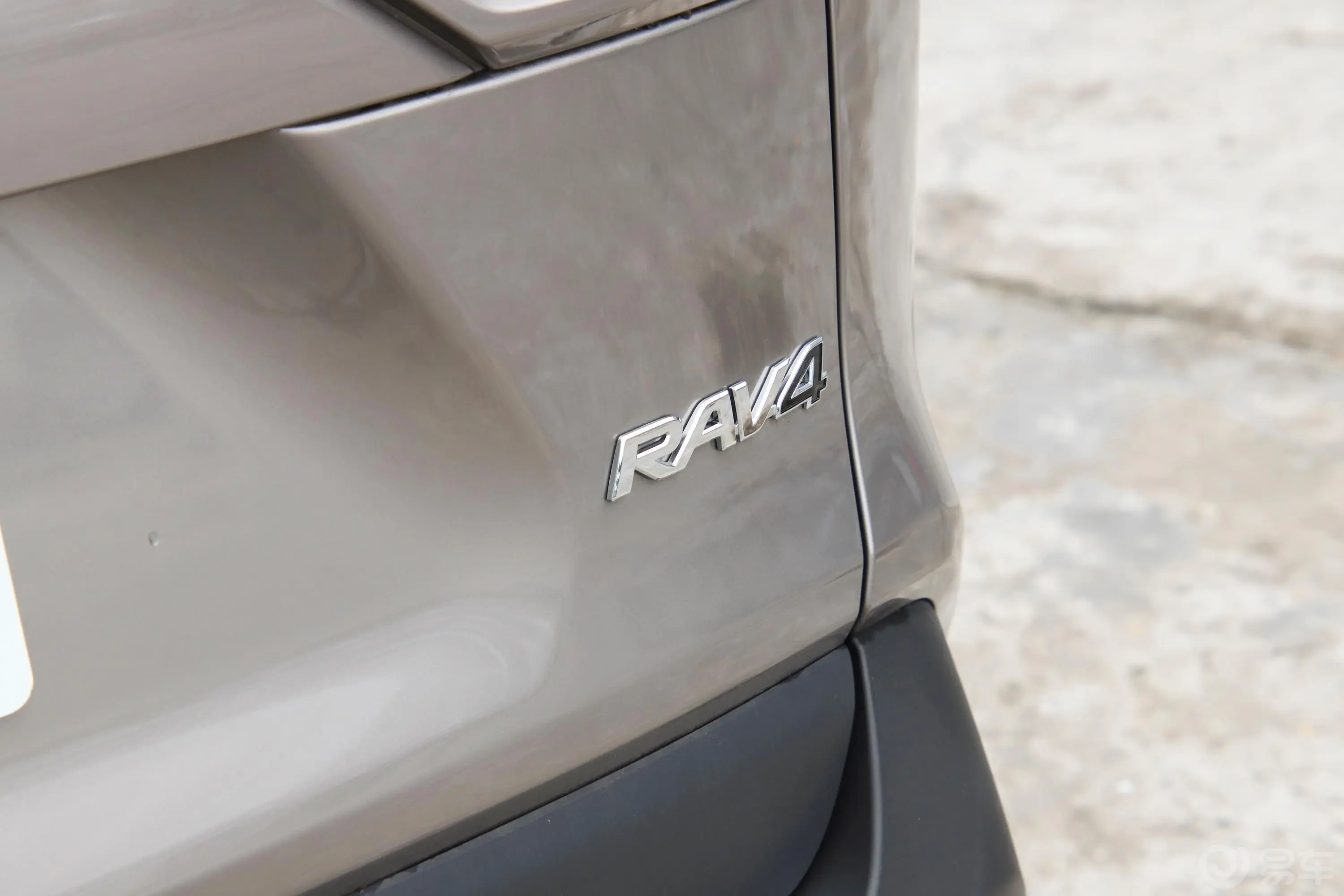 RAV4荣放2.0L CVT两驱风尚版外观细节