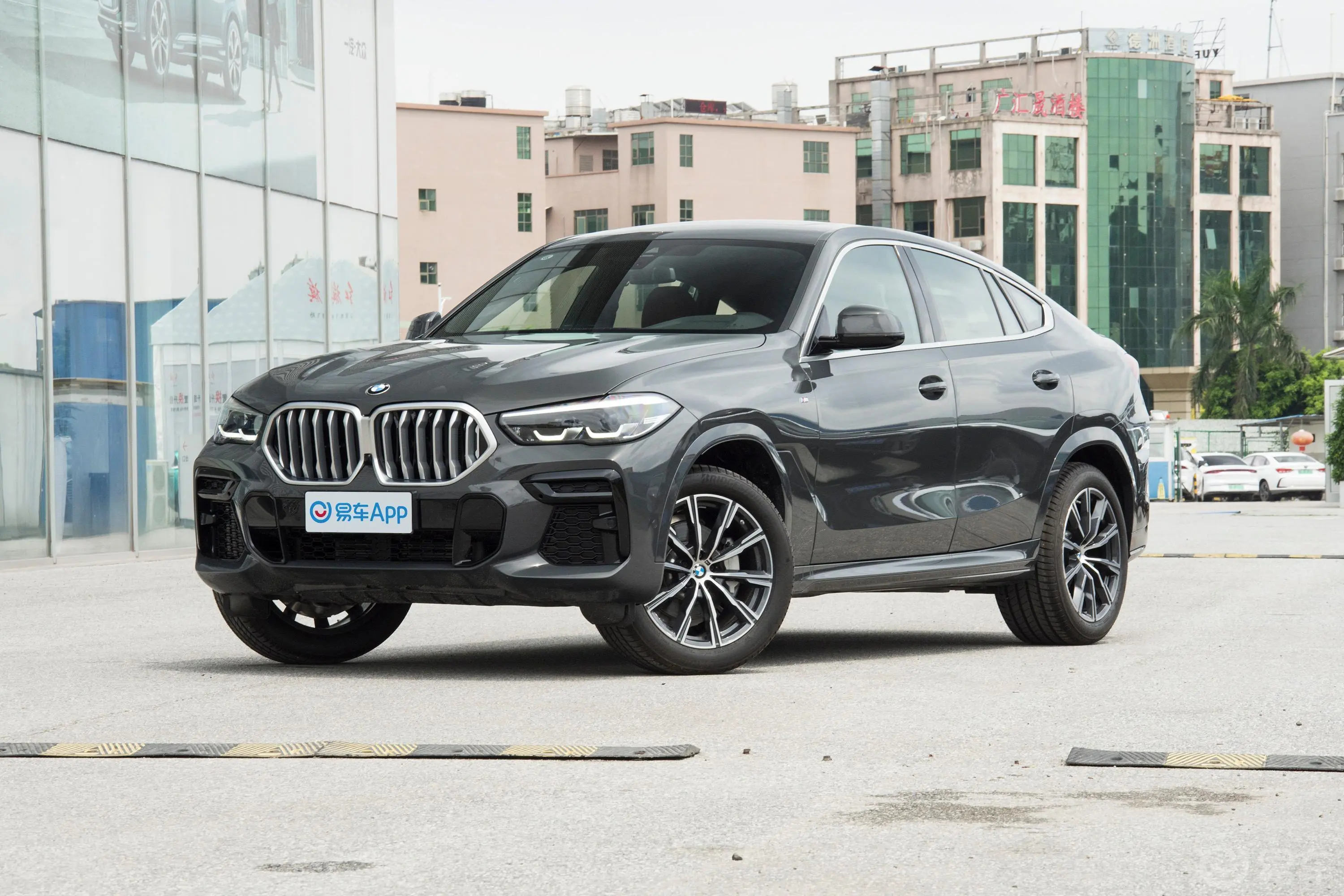 宝马X6xDrive30i M运动套装侧前45度车头向左水平