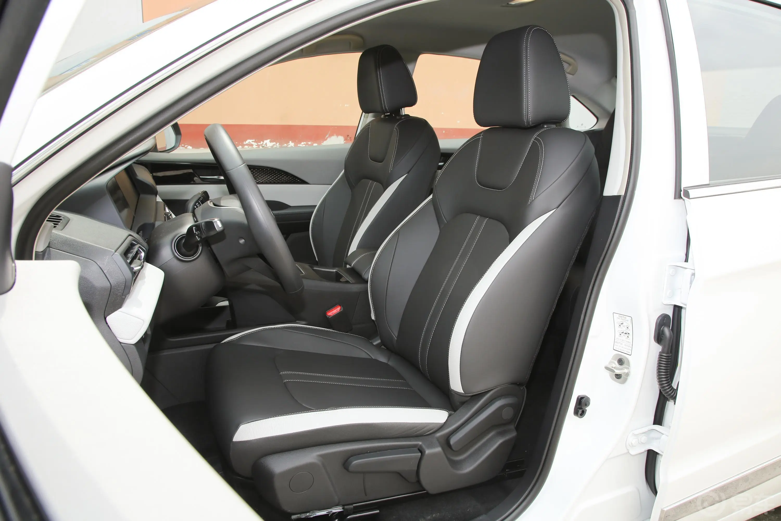 风神E70改款 420km 500 Plus 超享版 三元锂驾驶员座椅