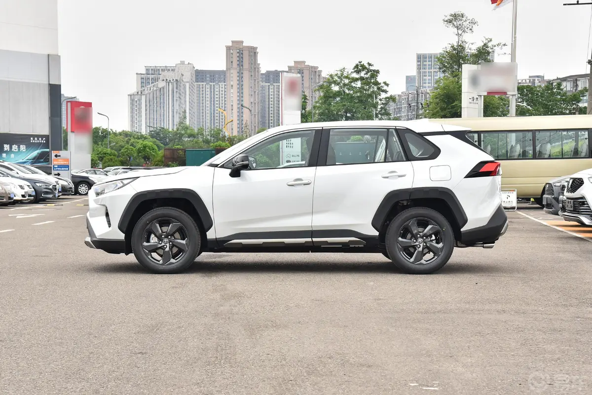 RAV4荣放2.0L CVT四驱风尚PLUS版正侧车头向左水平