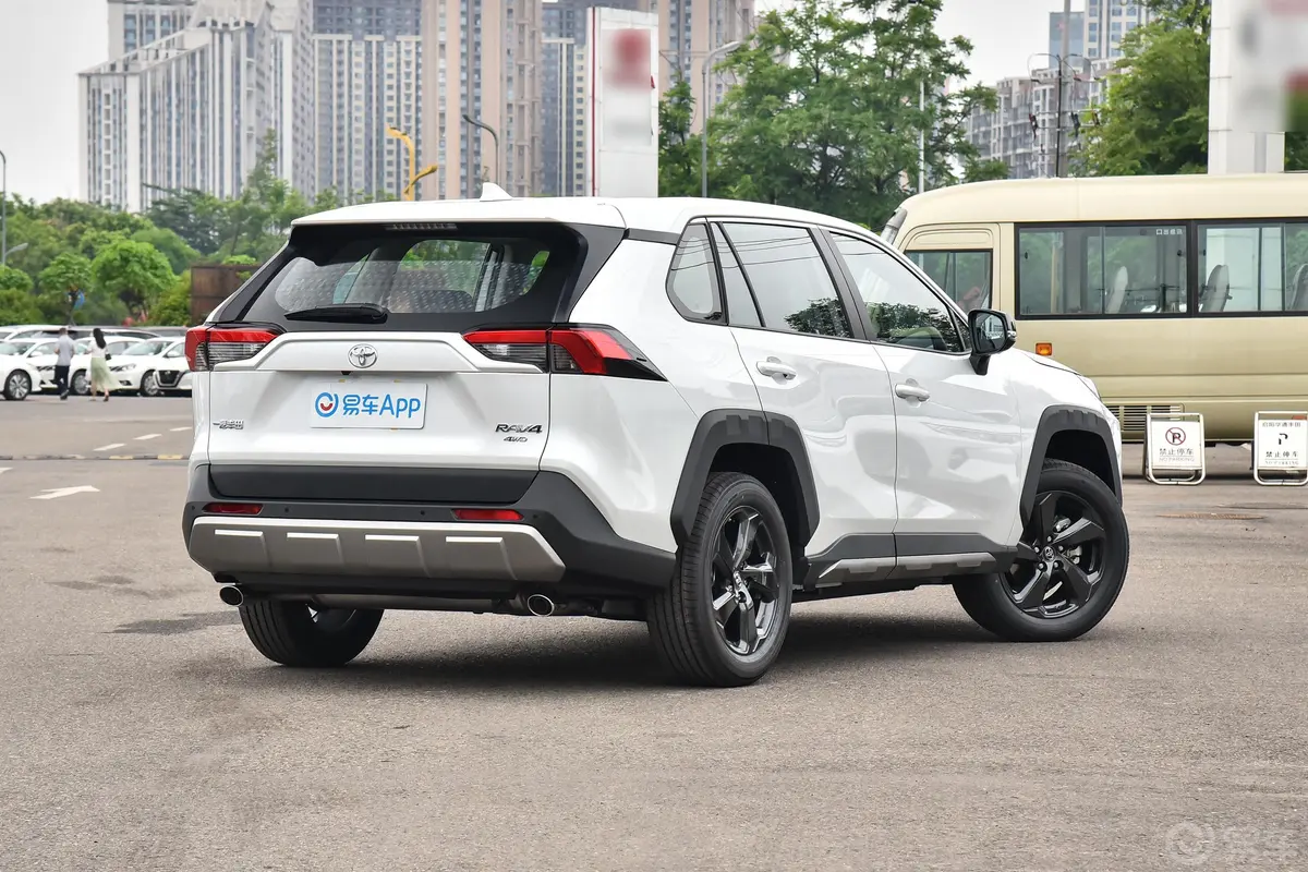 RAV4荣放2.0L CVT四驱风尚PLUS版侧后45度车头向右水平