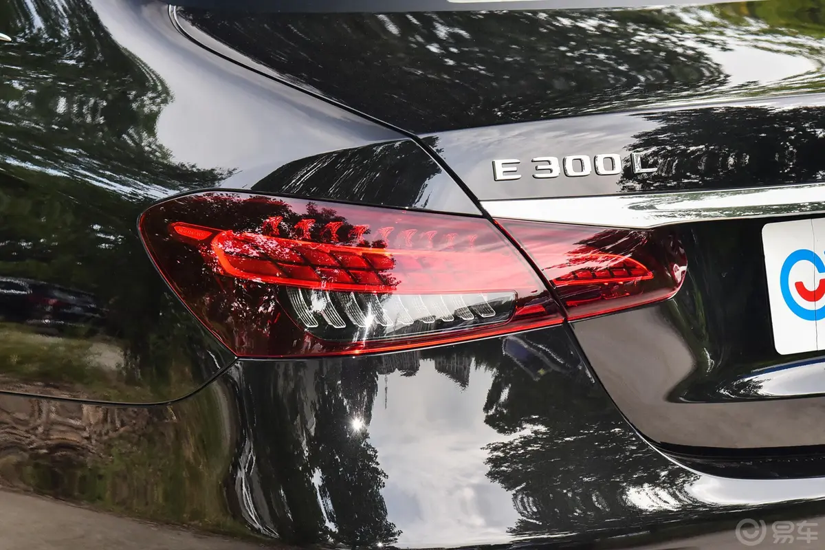 奔驰E级改款三 E 300 L 时尚型外观