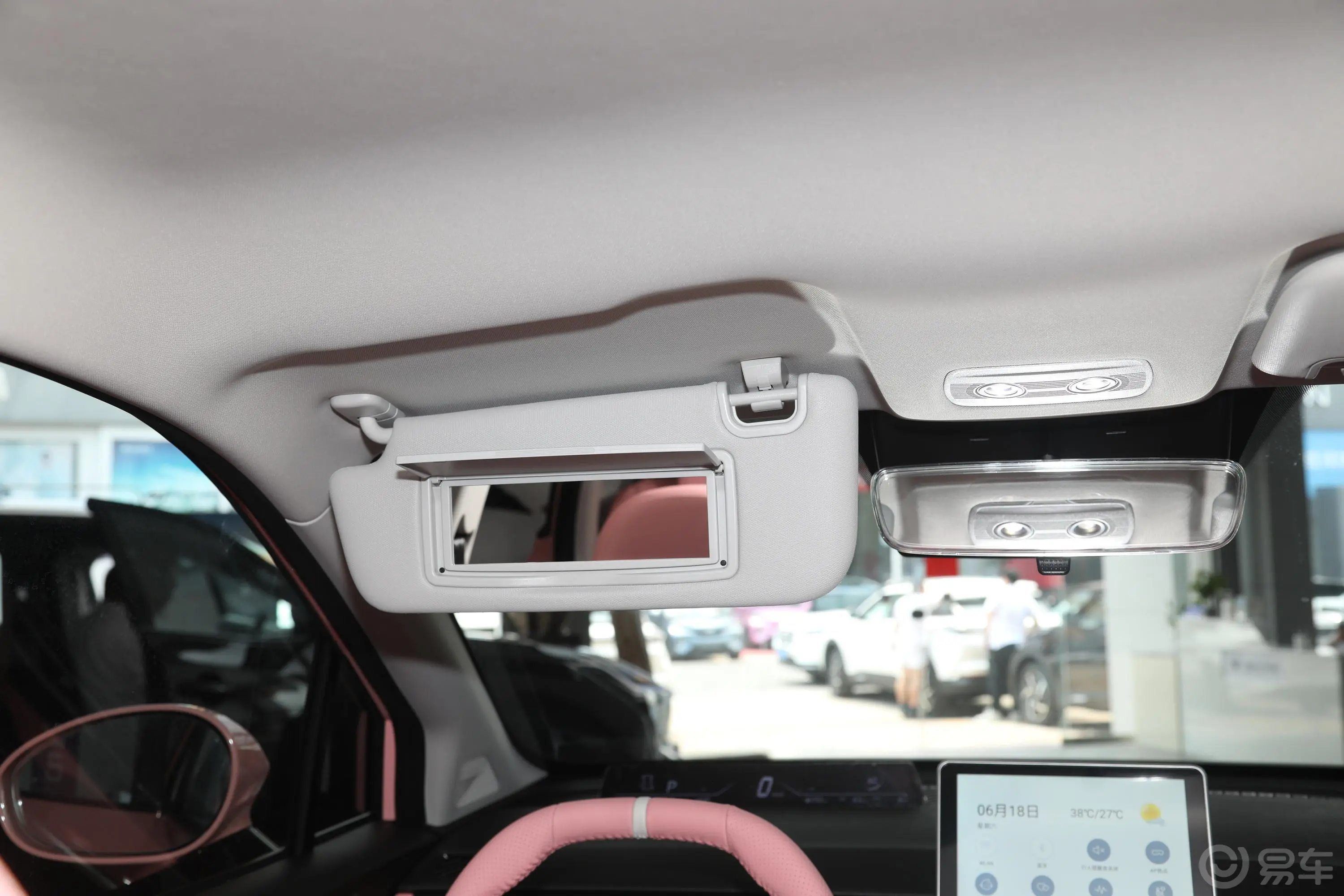 哪吒V潮 400 Lite 粉色定制款 三元锂驾驶位遮阳板