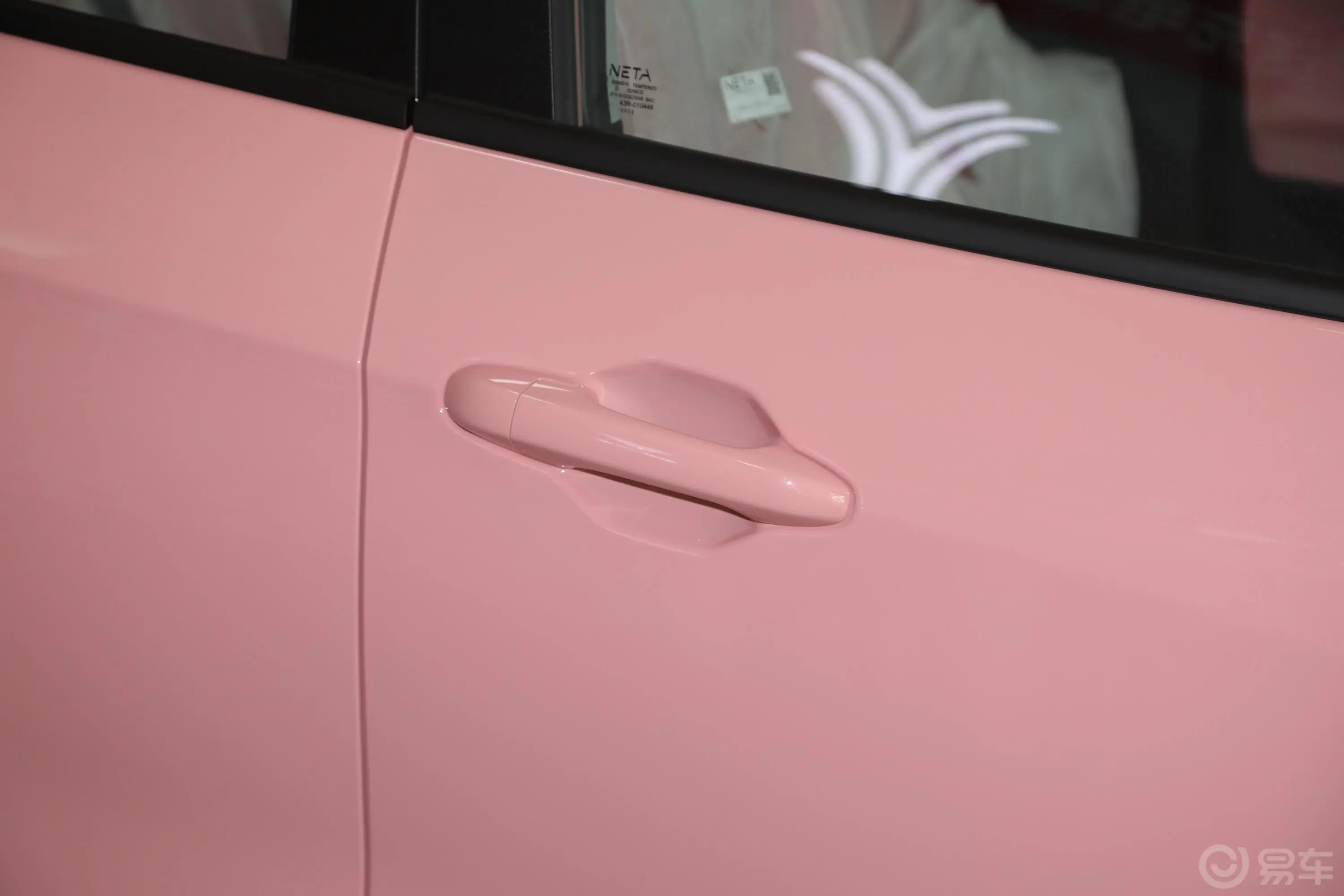 哪吒V潮 400 Lite 粉色定制款 三元锂外观细节