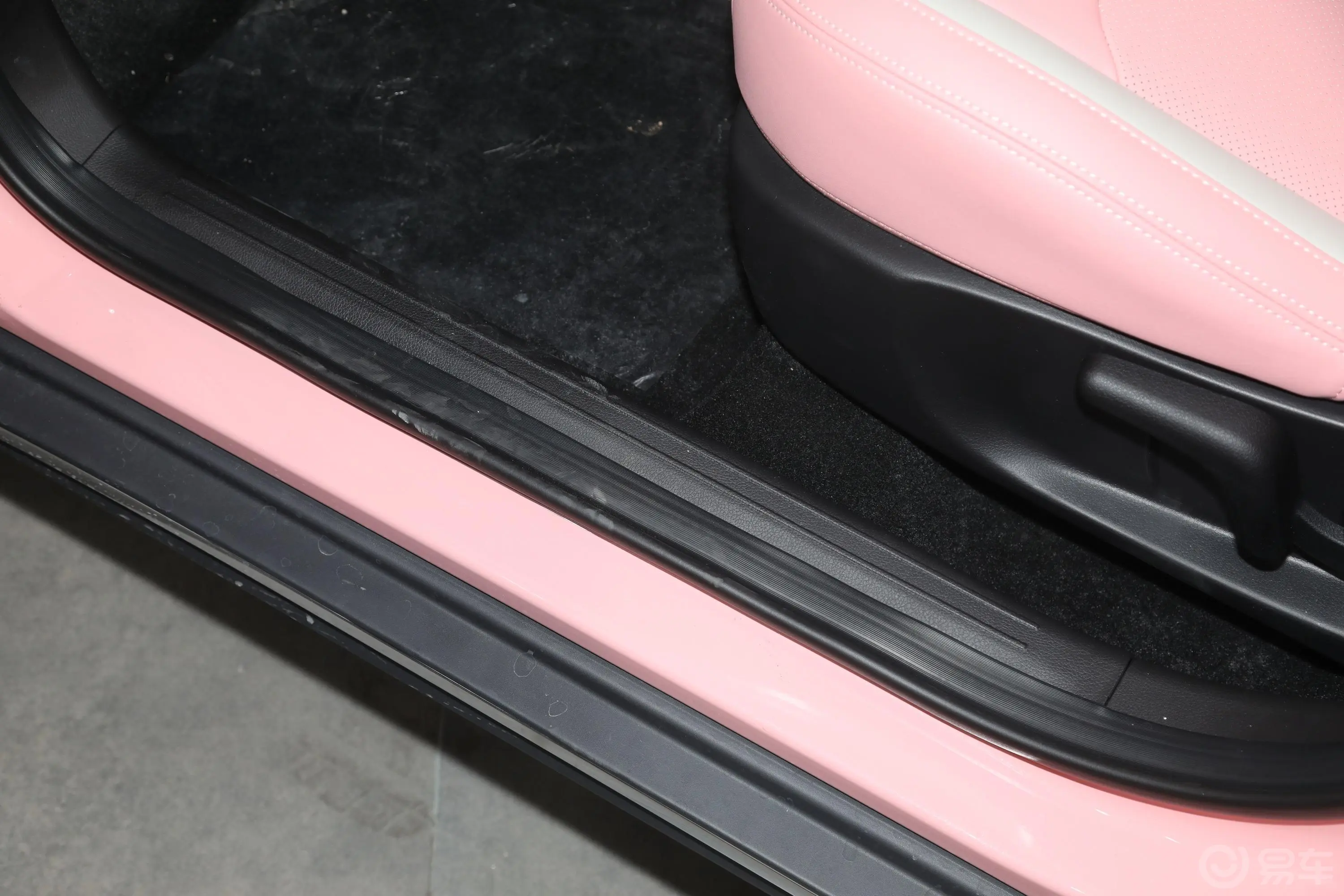 哪吒V潮 400 Lite 粉色定制款 三元锂前排迎宾踏板