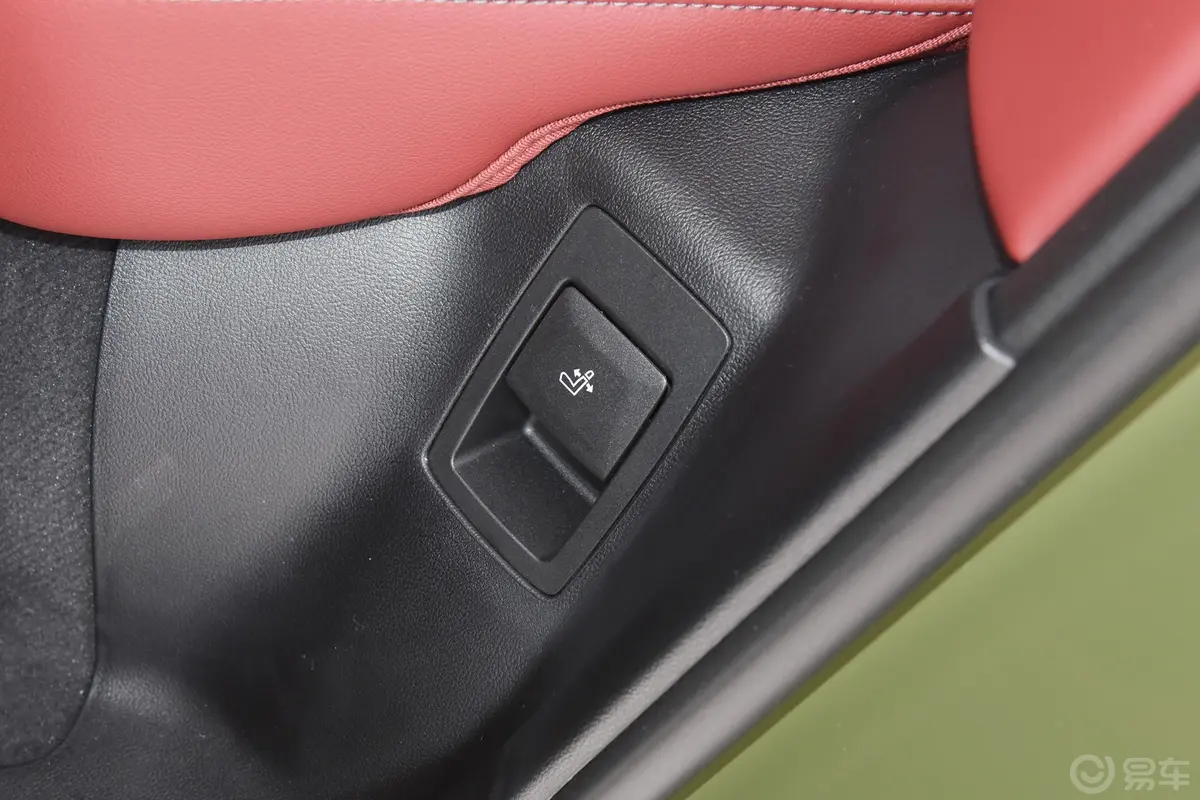 宝马X4改款 xDrive30i M运动曜夜套装后排功能