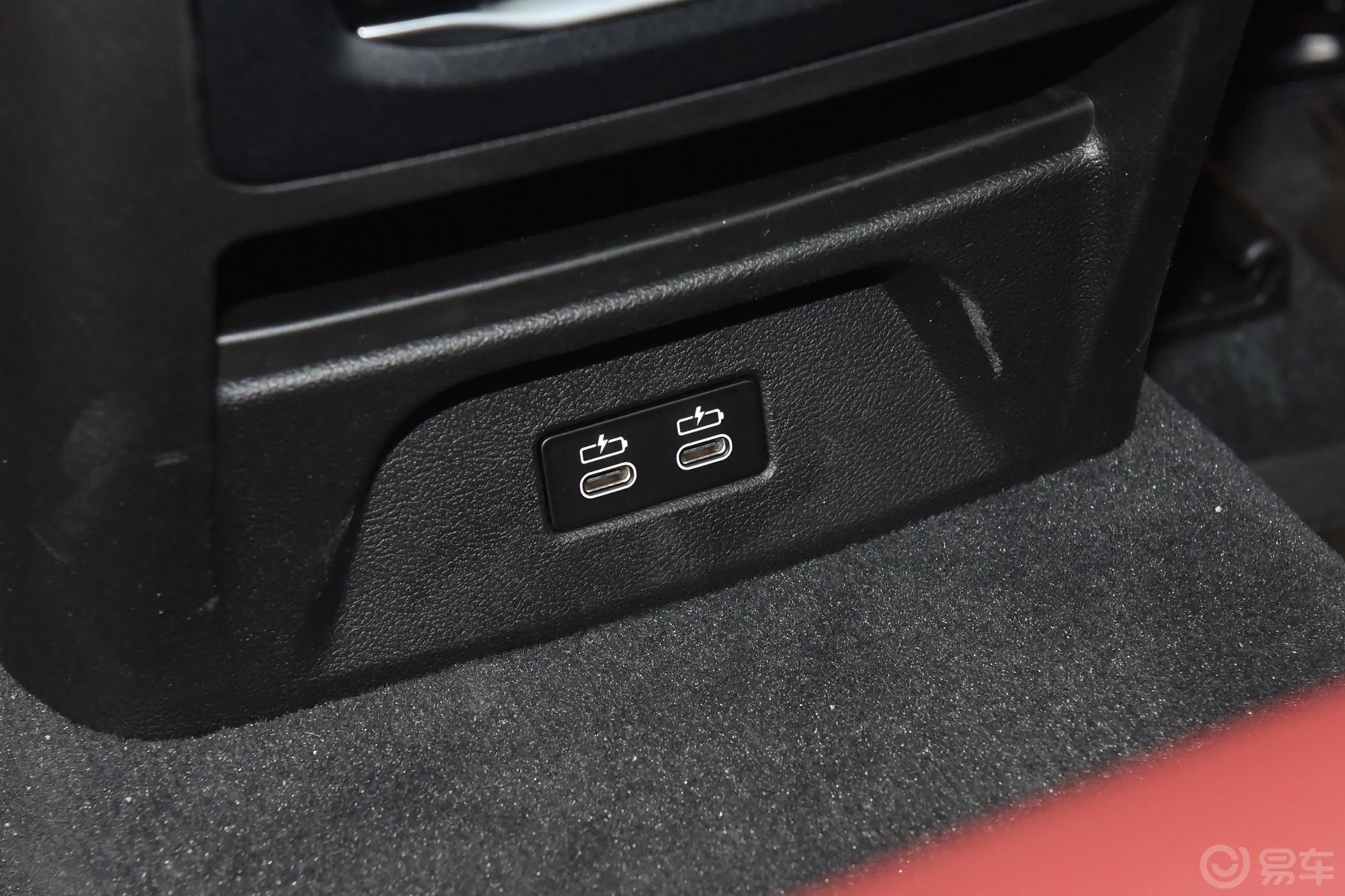 宝马X4改款 xDrive30i M运动曜夜套装后排充电口