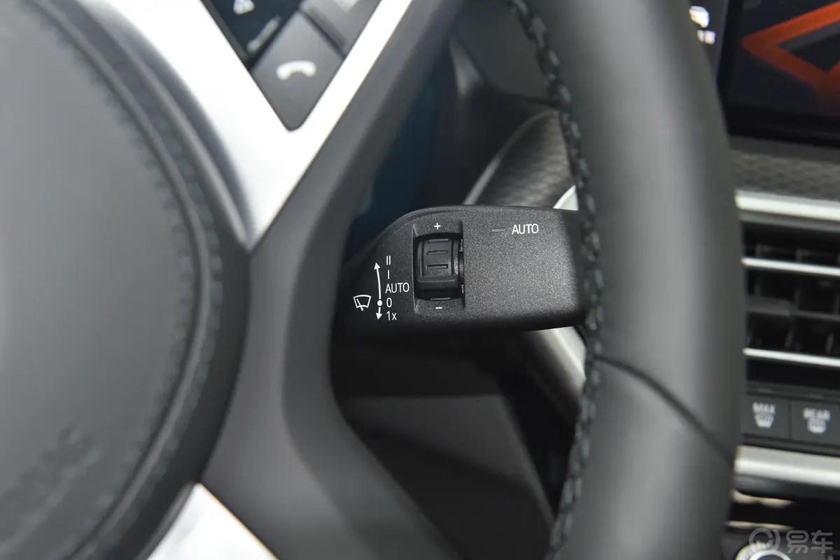 宝马X4改款 xDrive30i M运动曜夜套装主驾驶位