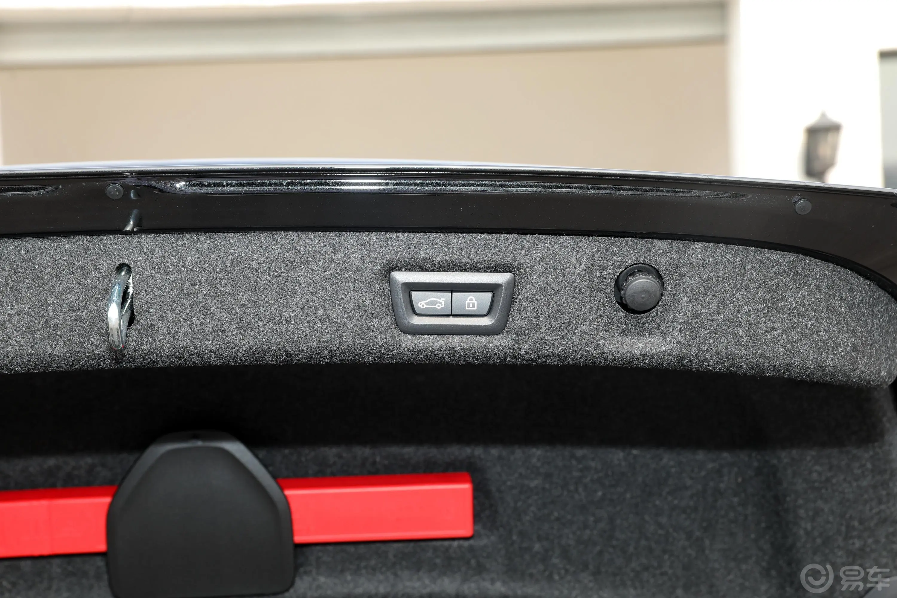 宝马5系 插电混动改款二 535Le 先锋版M运动套装电动尾门按键（手动扶手）