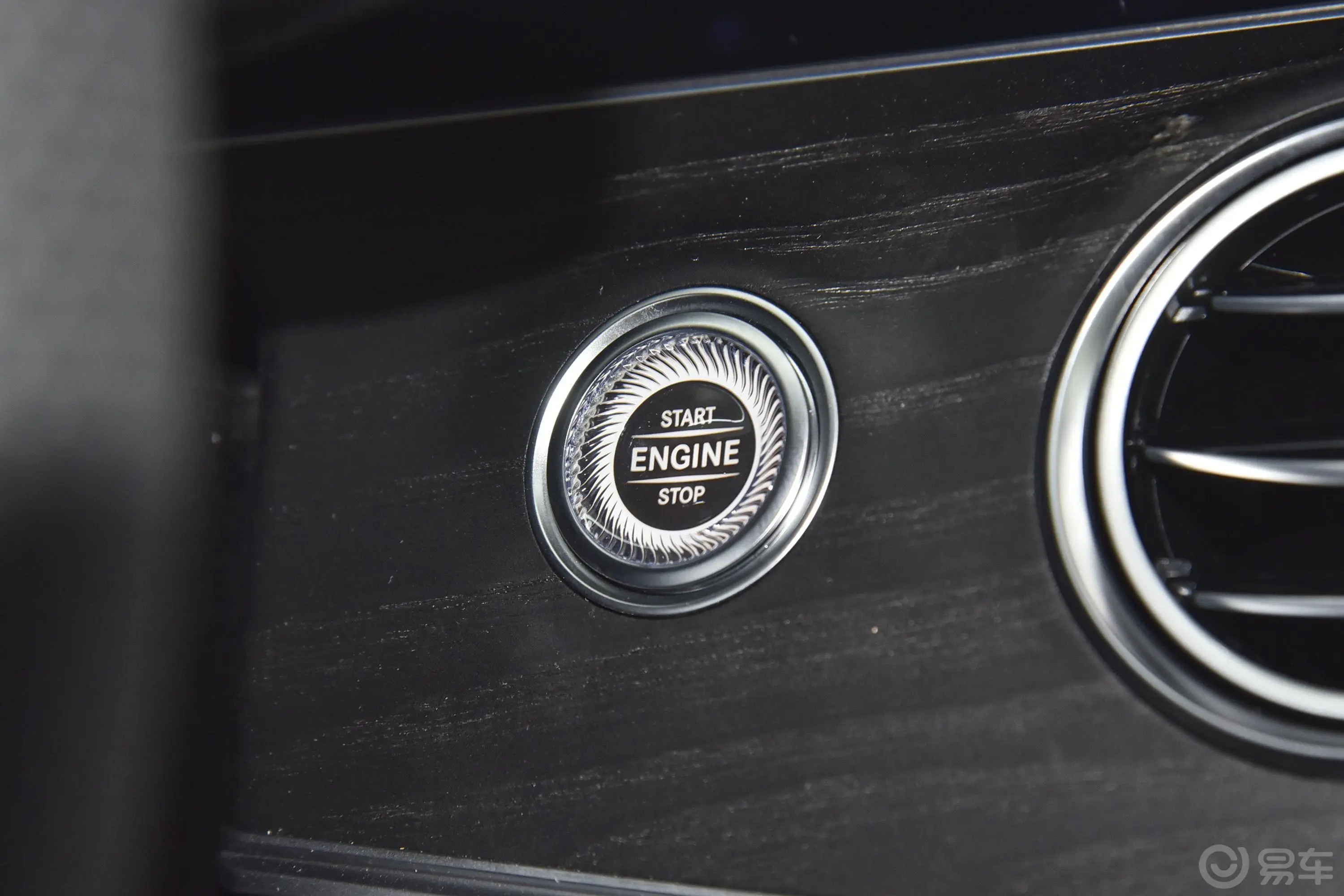 奔驰E级改款三 E 300 L 运动豪华型钥匙孔或一键启动按键