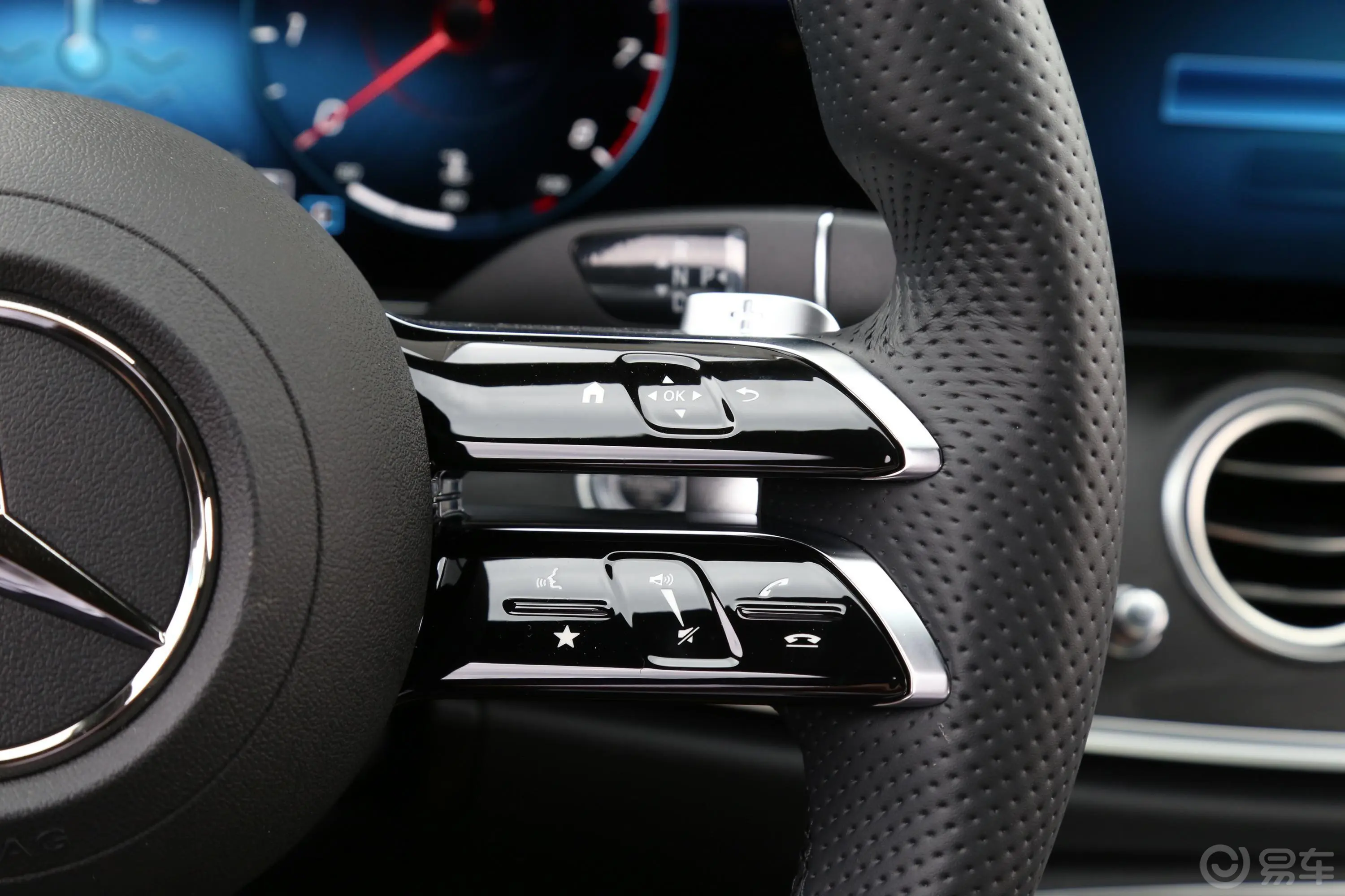 奔驰E级(进口)E 300 时尚型运动版右侧方向盘功能按键